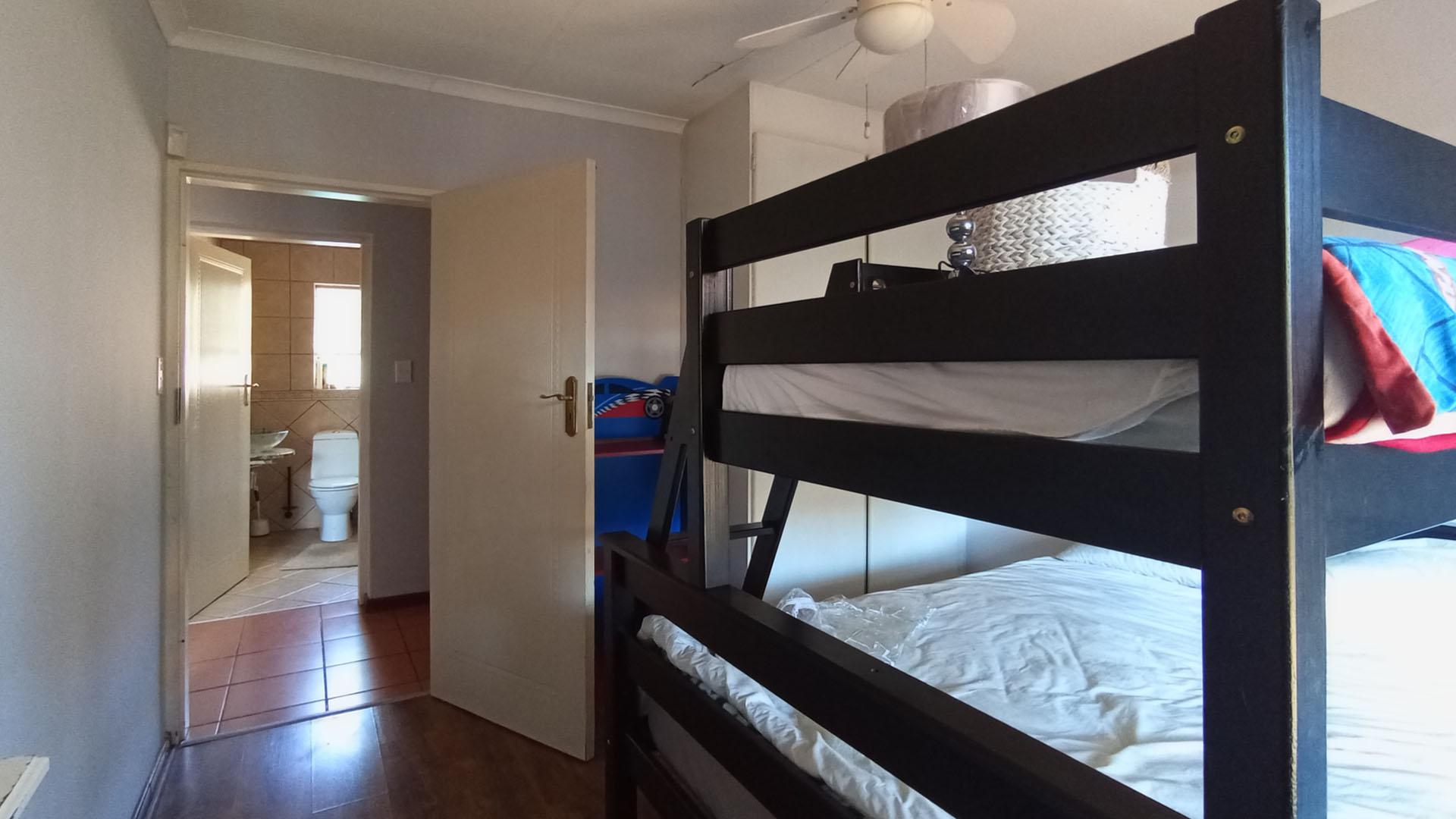 Bed Room 2 - 11 square meters of property in Doornpoort