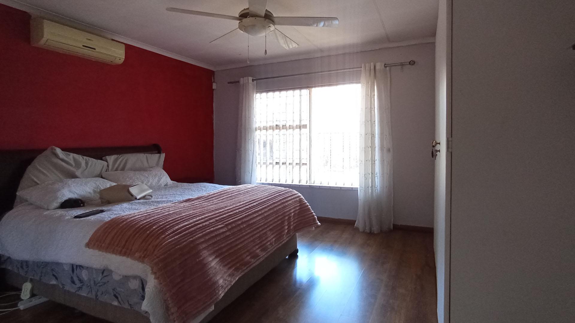 Main Bedroom - 19 square meters of property in Doornpoort