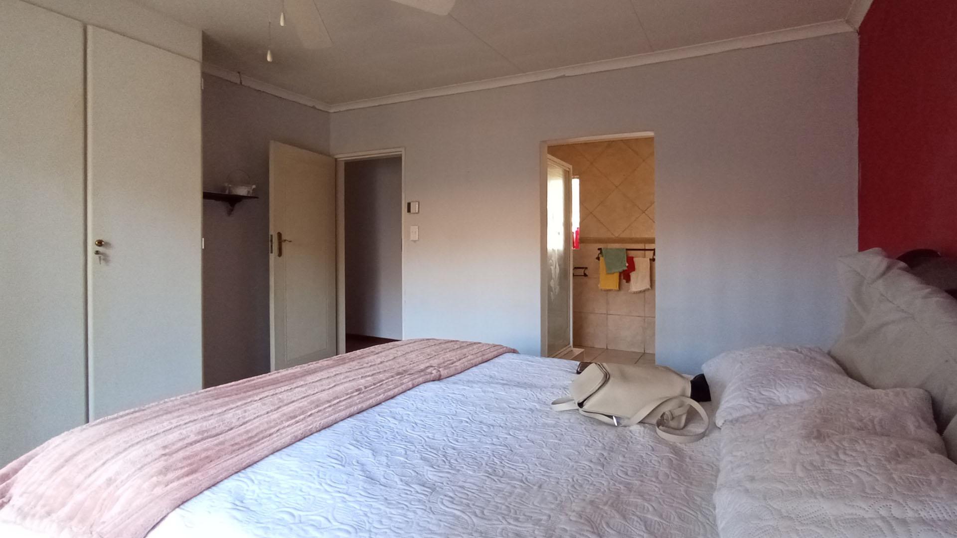 Main Bedroom - 19 square meters of property in Doornpoort