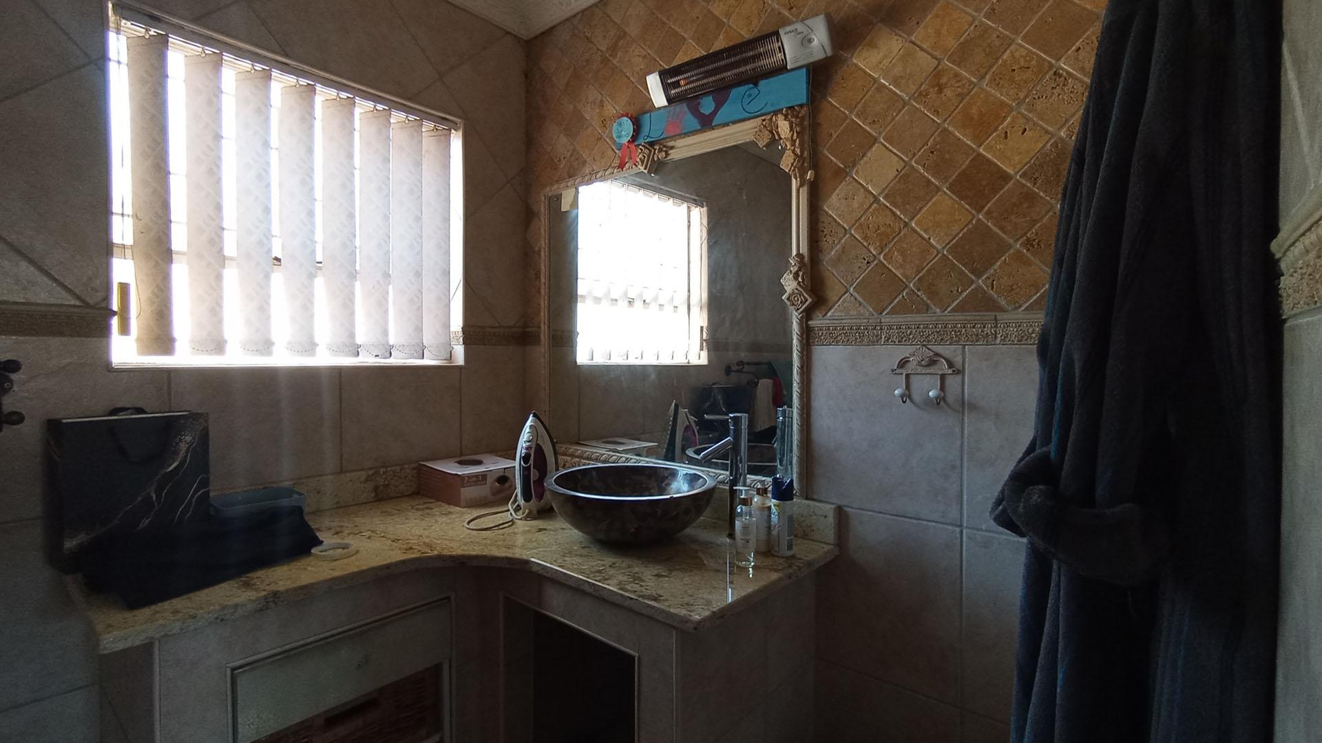 Main Bathroom - 7 square meters of property in Doornpoort