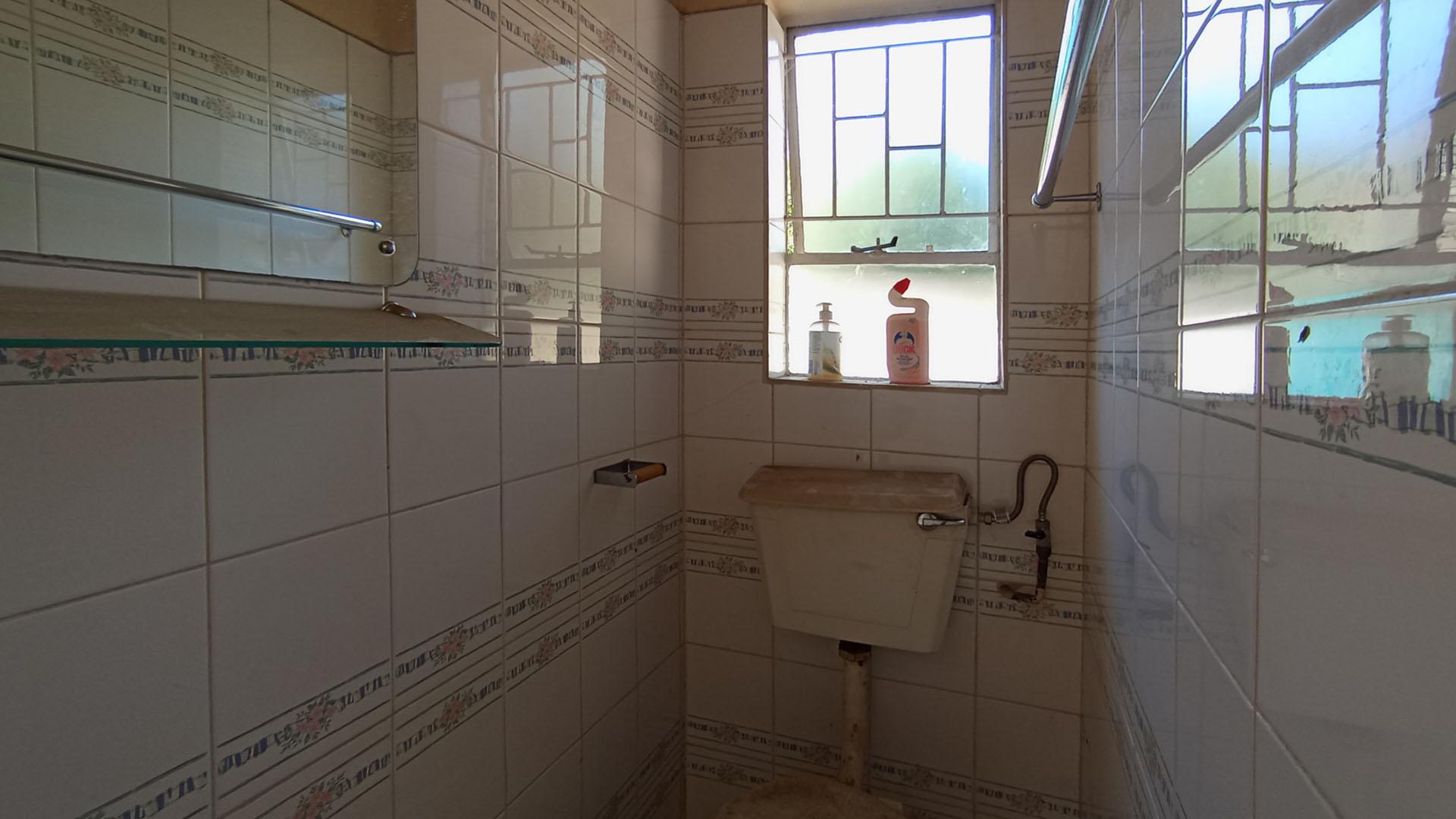 Staff Bathroom - 2 square meters of property in Doornpoort