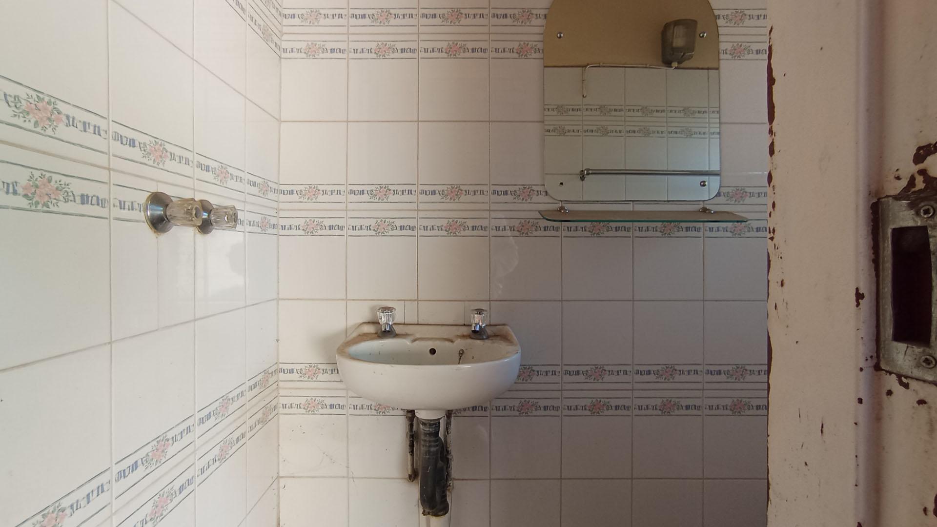 Staff Bathroom - 2 square meters of property in Doornpoort