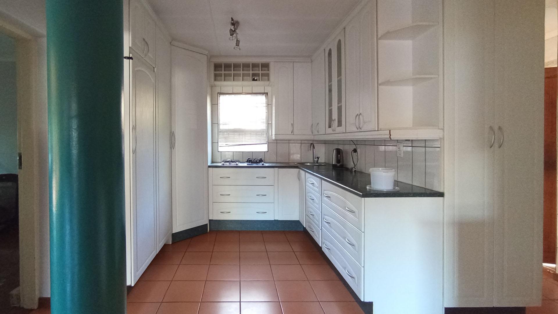 Kitchen - 23 square meters of property in Doornpoort