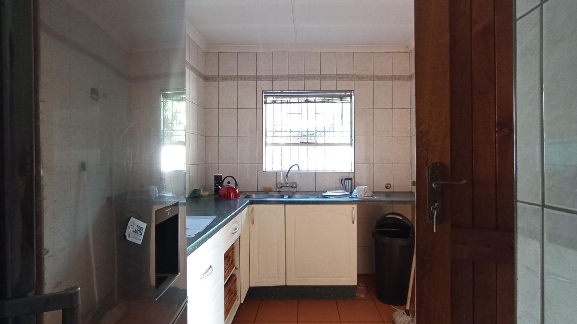 Kitchen - 23 square meters of property in Doornpoort