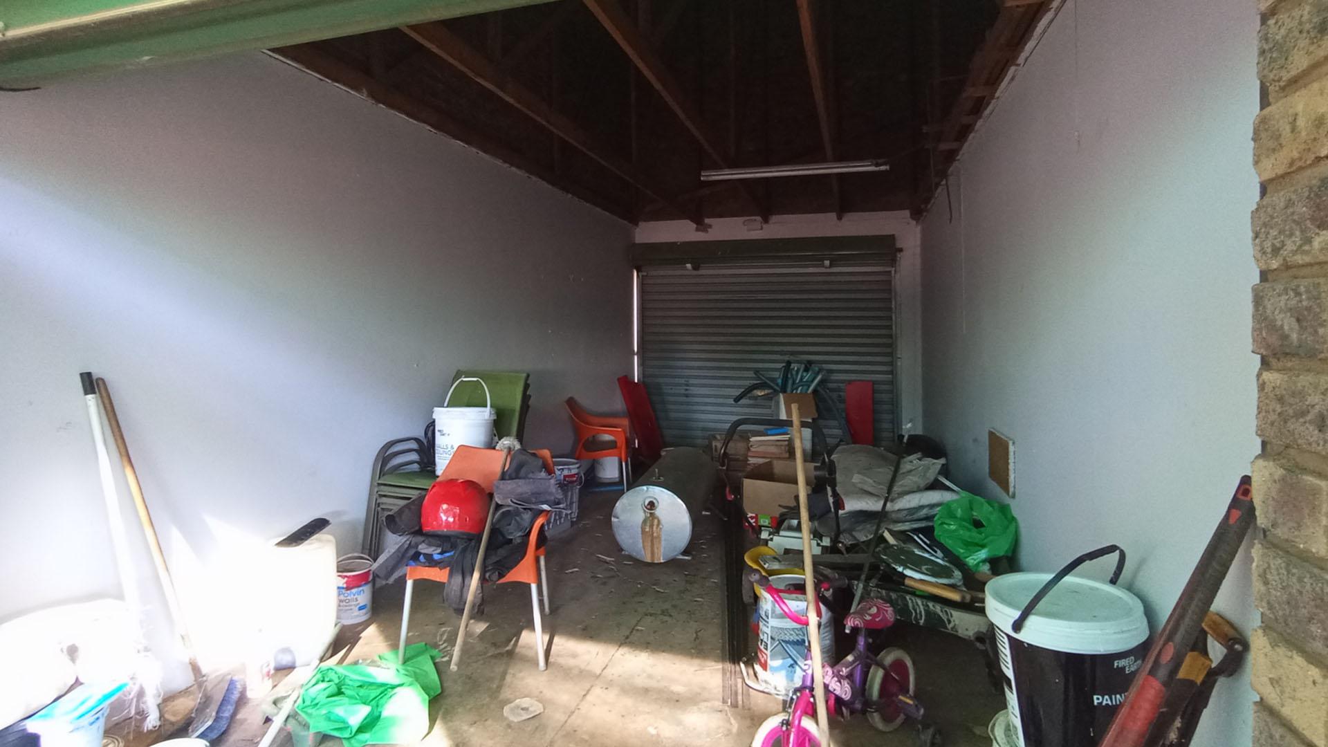 Garage - 21 square meters of property in Doornpoort