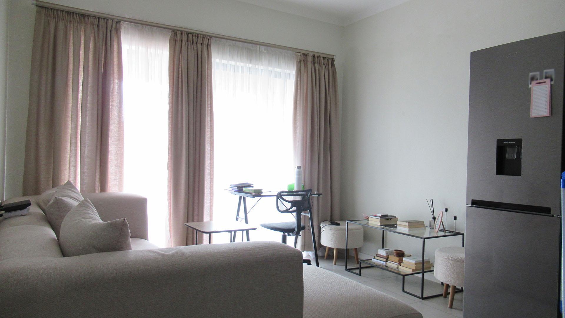 Lounges - 11 square meters of property in Northgate (JHB)
