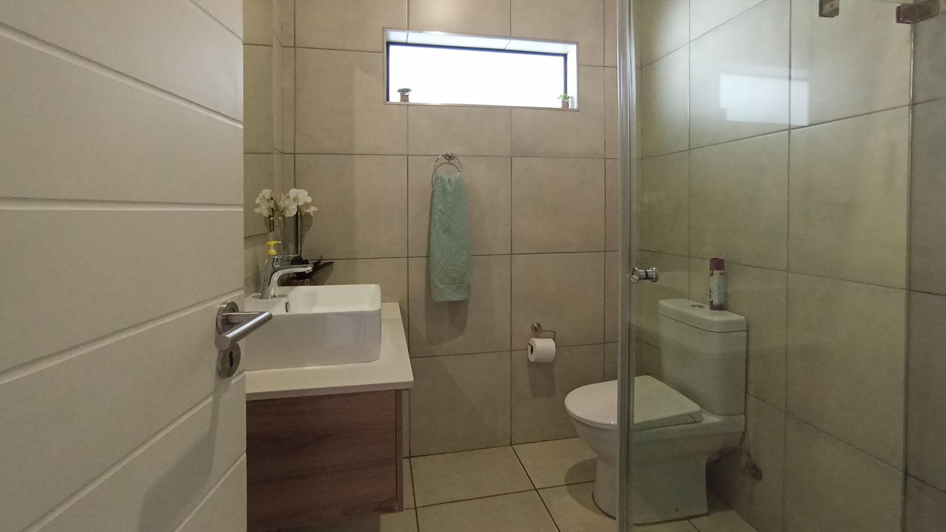 Bathroom 1 - 10 square meters of property in Six Fountains Estate