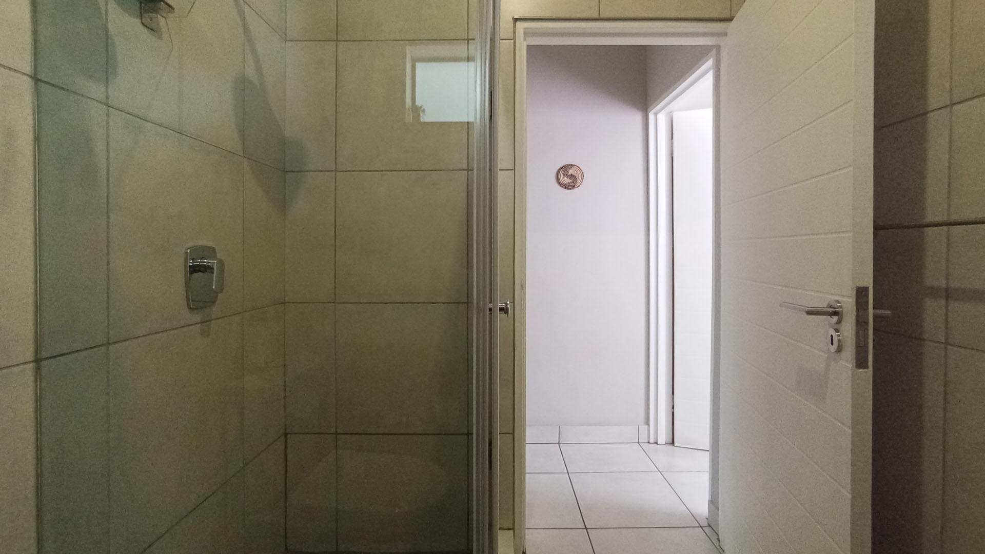 Bathroom 1 - 10 square meters of property in Six Fountains Estate