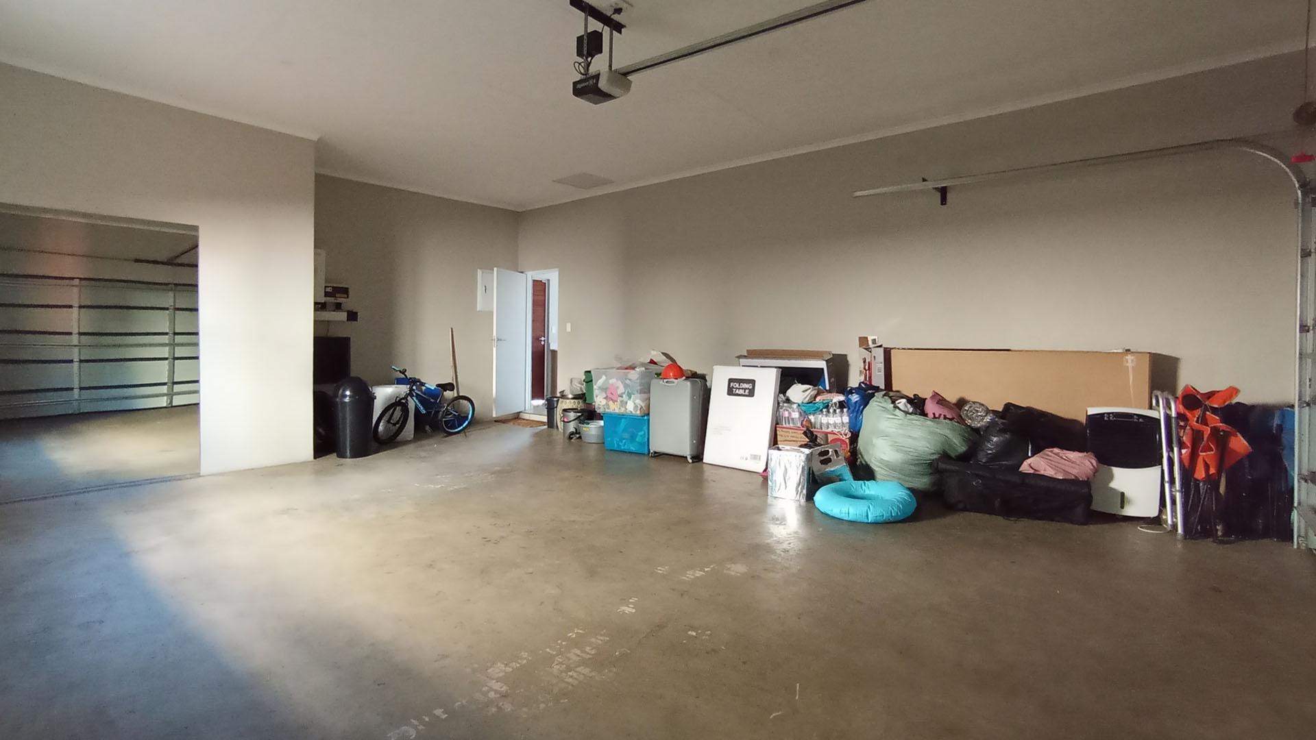 Garage - 50 square meters of property in Six Fountains Estate