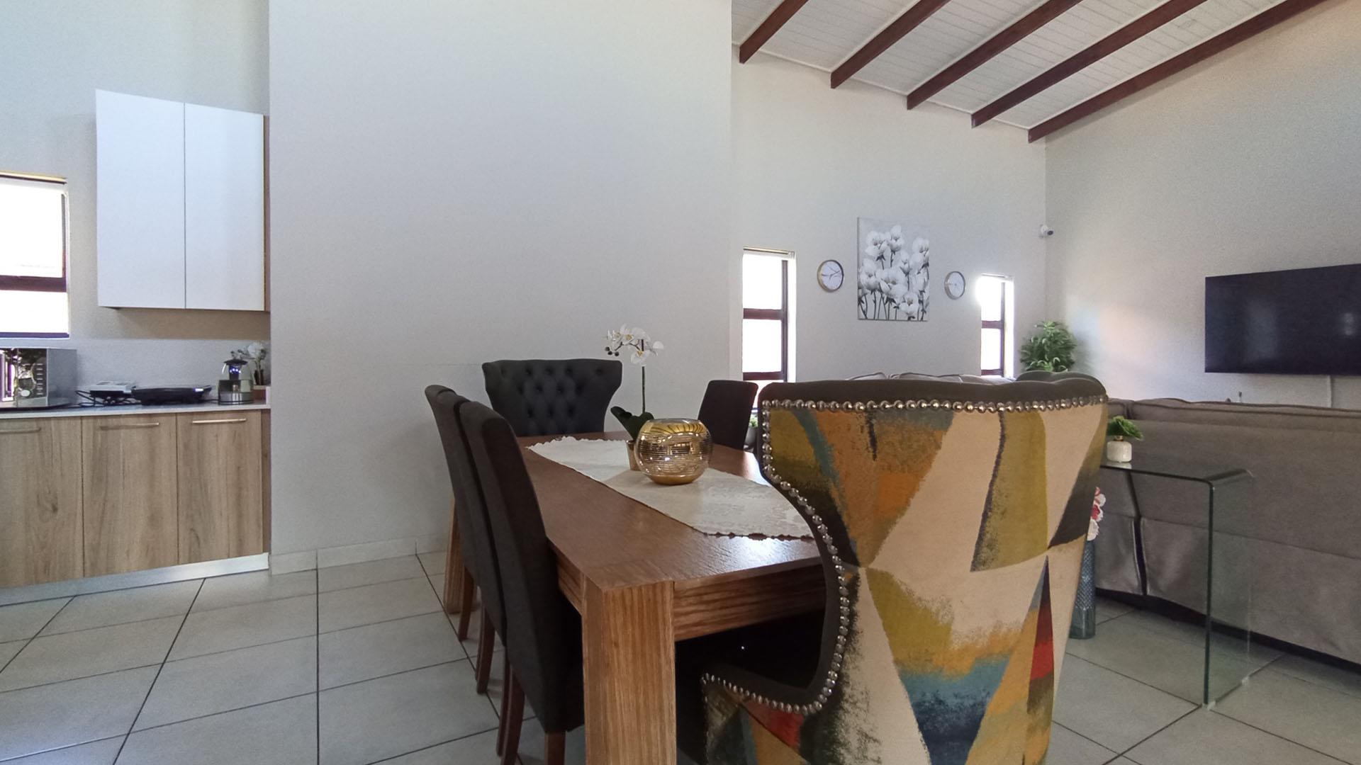 Dining Room - 14 square meters of property in Six Fountains Estate