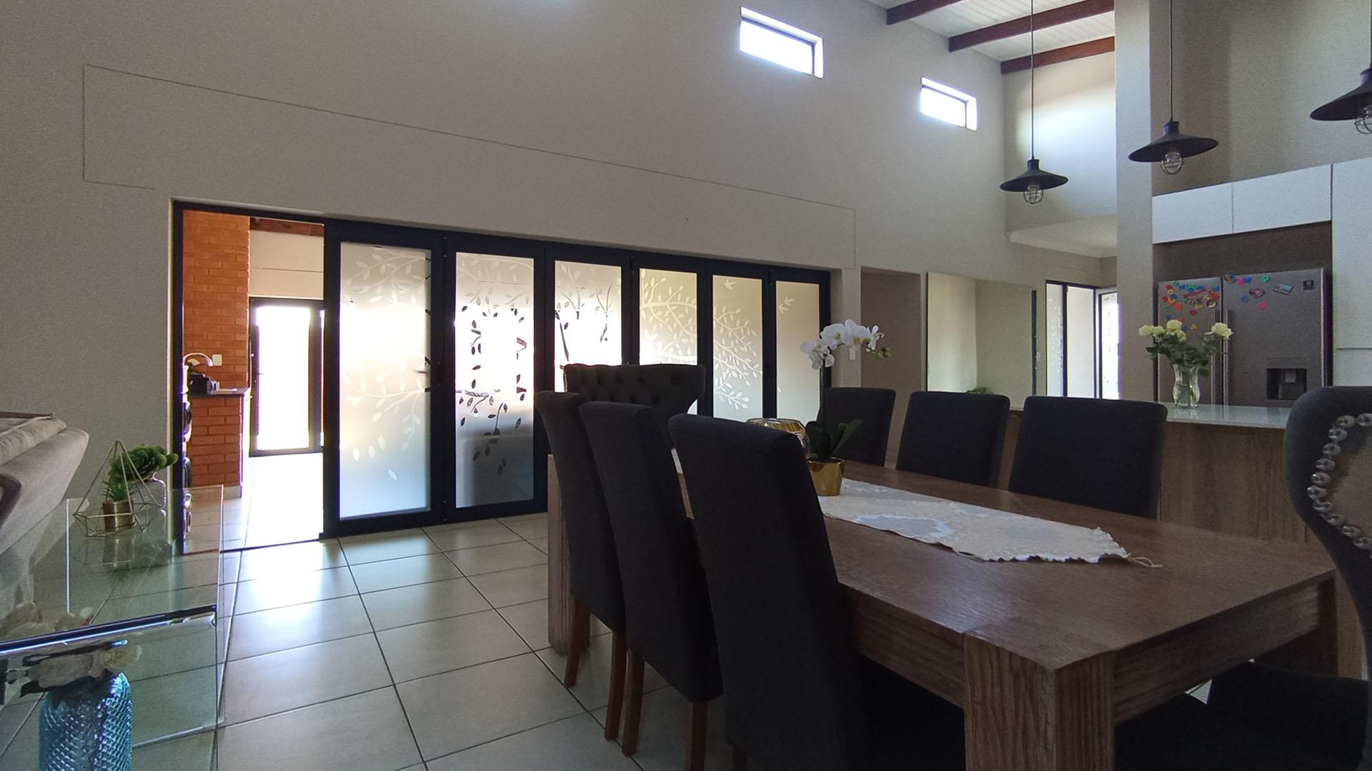 Dining Room - 14 square meters of property in Six Fountains Estate