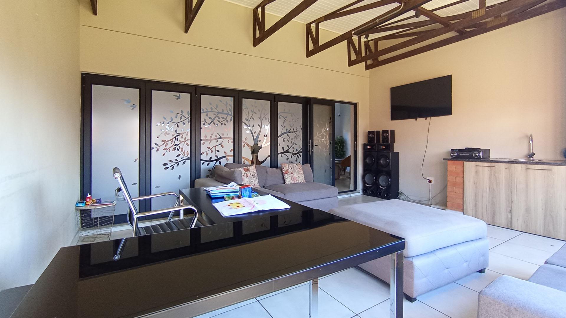 Patio - 35 square meters of property in Six Fountains Estate