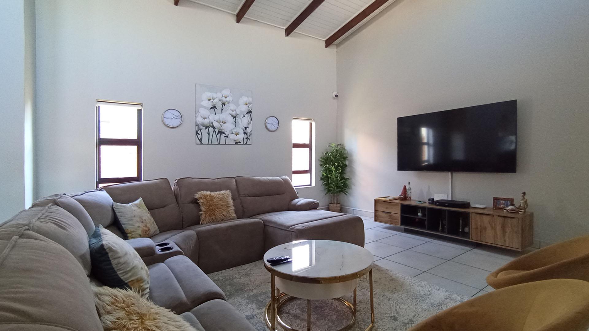 Lounges - 30 square meters of property in Six Fountains Estate