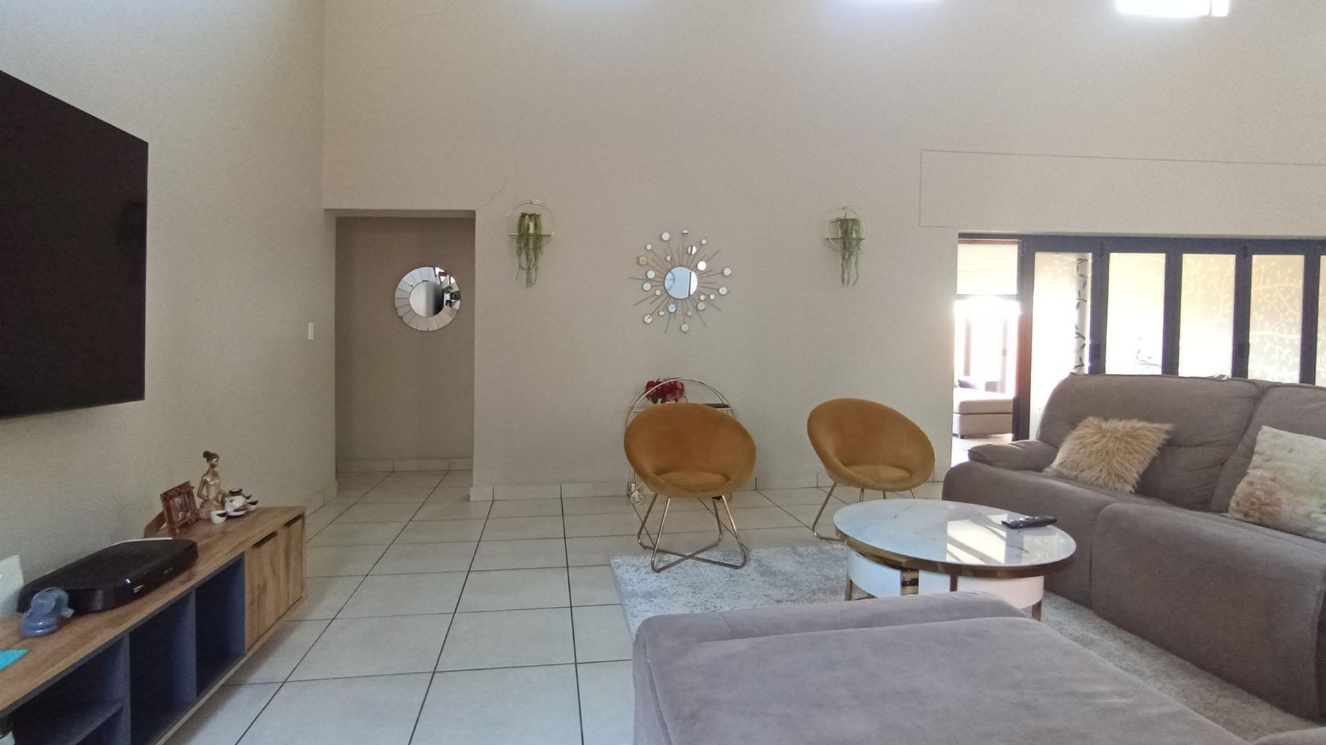 Lounges - 30 square meters of property in Six Fountains Estate