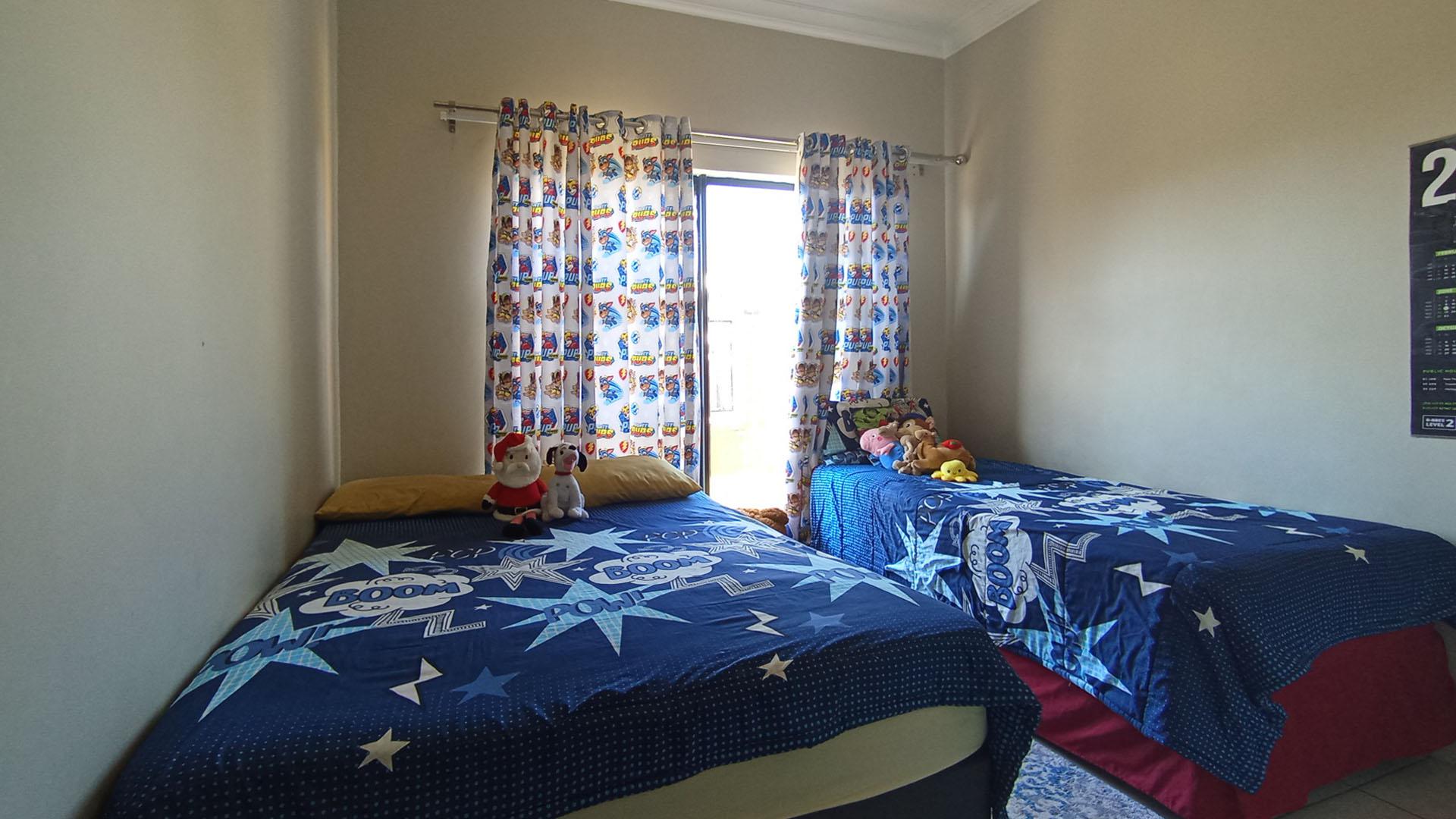 Bed Room 1 - 13 square meters of property in Six Fountains Estate