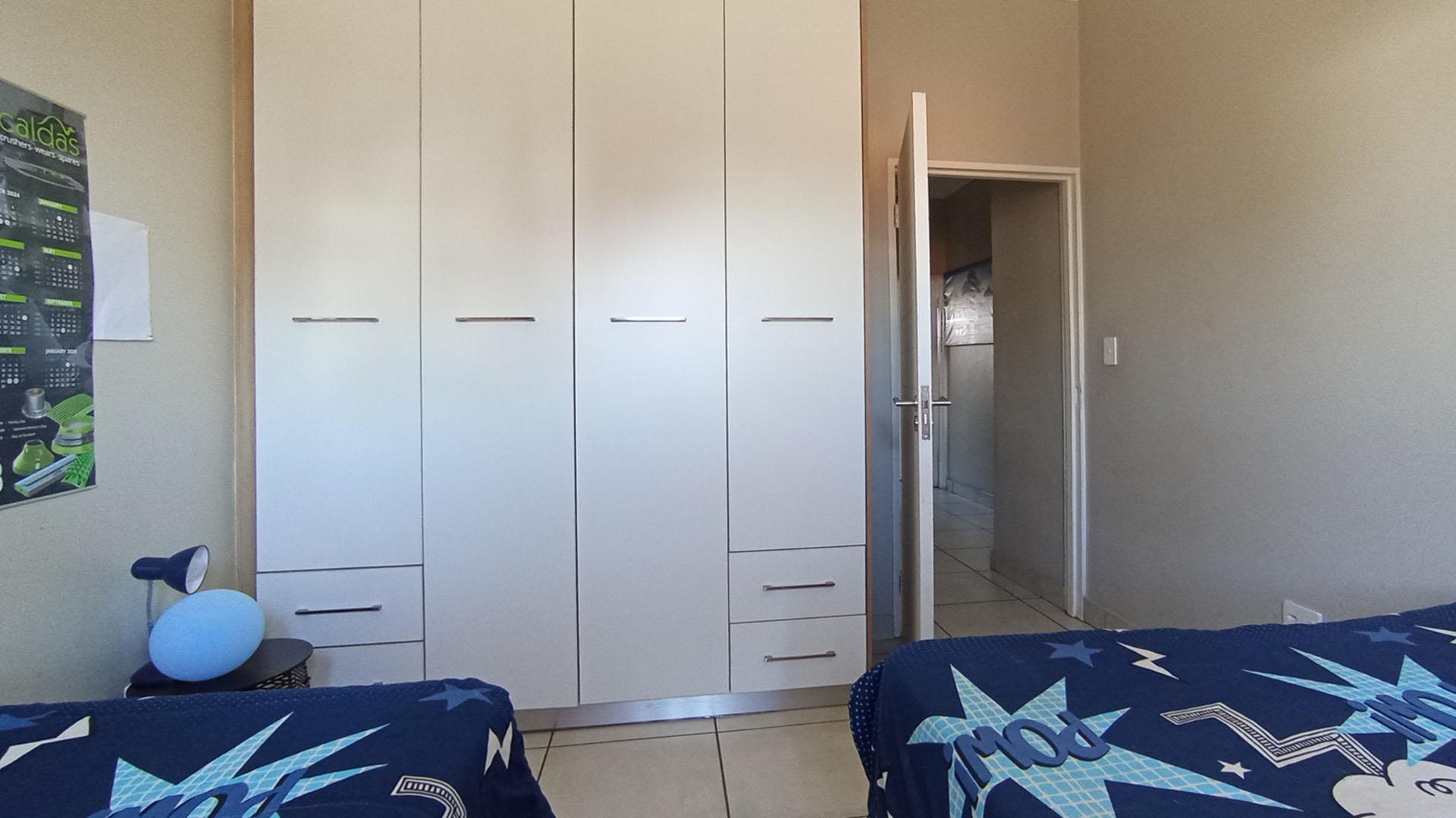 Bed Room 1 - 13 square meters of property in Six Fountains Estate