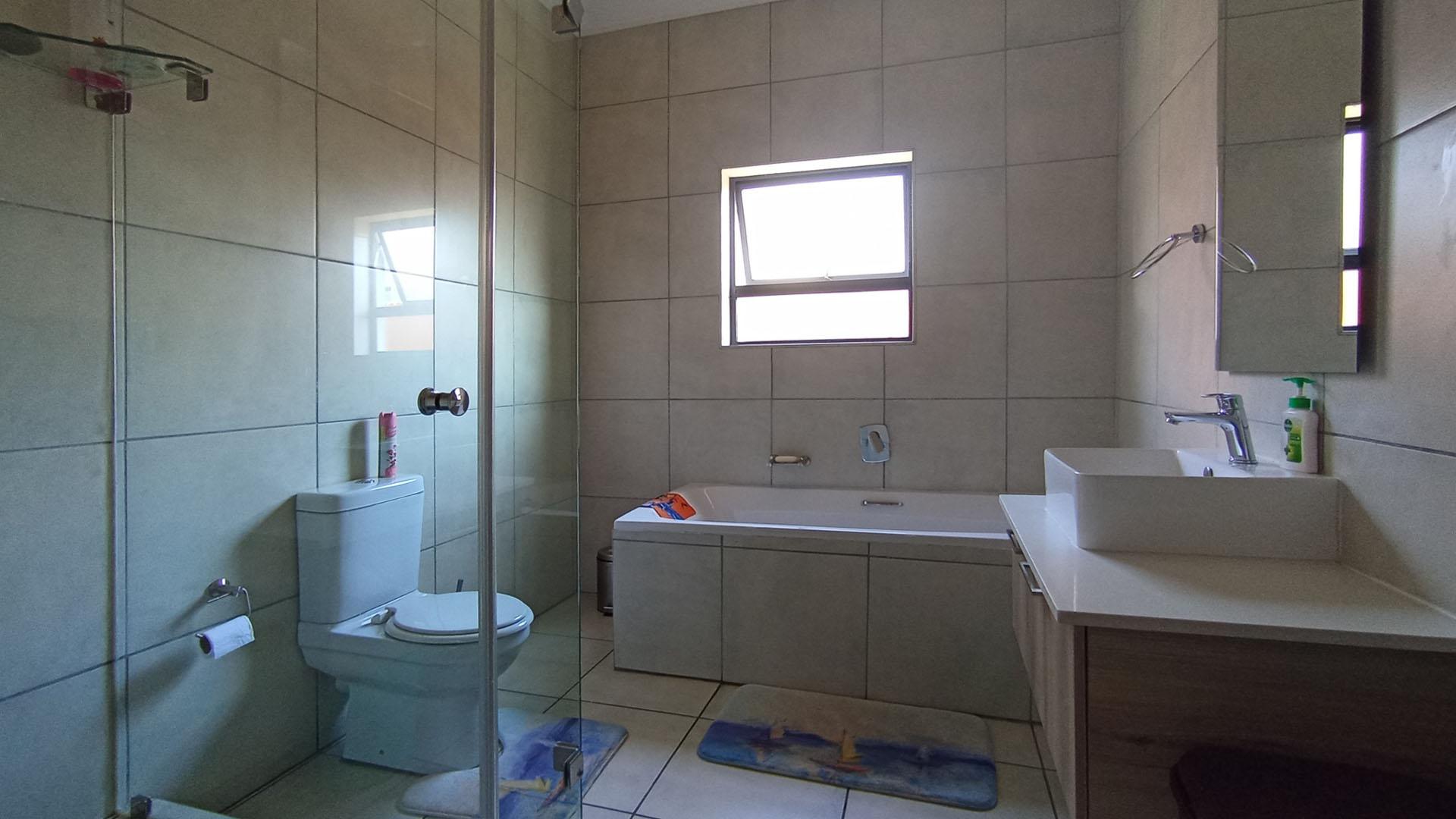 Bathroom 2 - 4 square meters of property in Six Fountains Estate