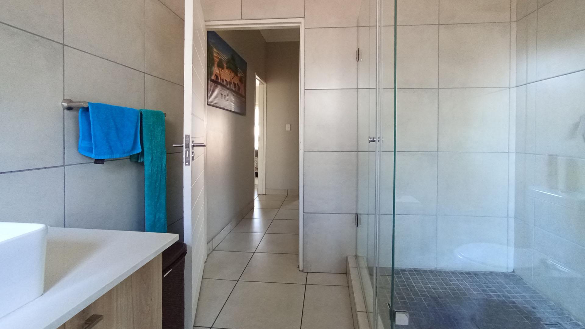 Bathroom 2 - 4 square meters of property in Six Fountains Estate