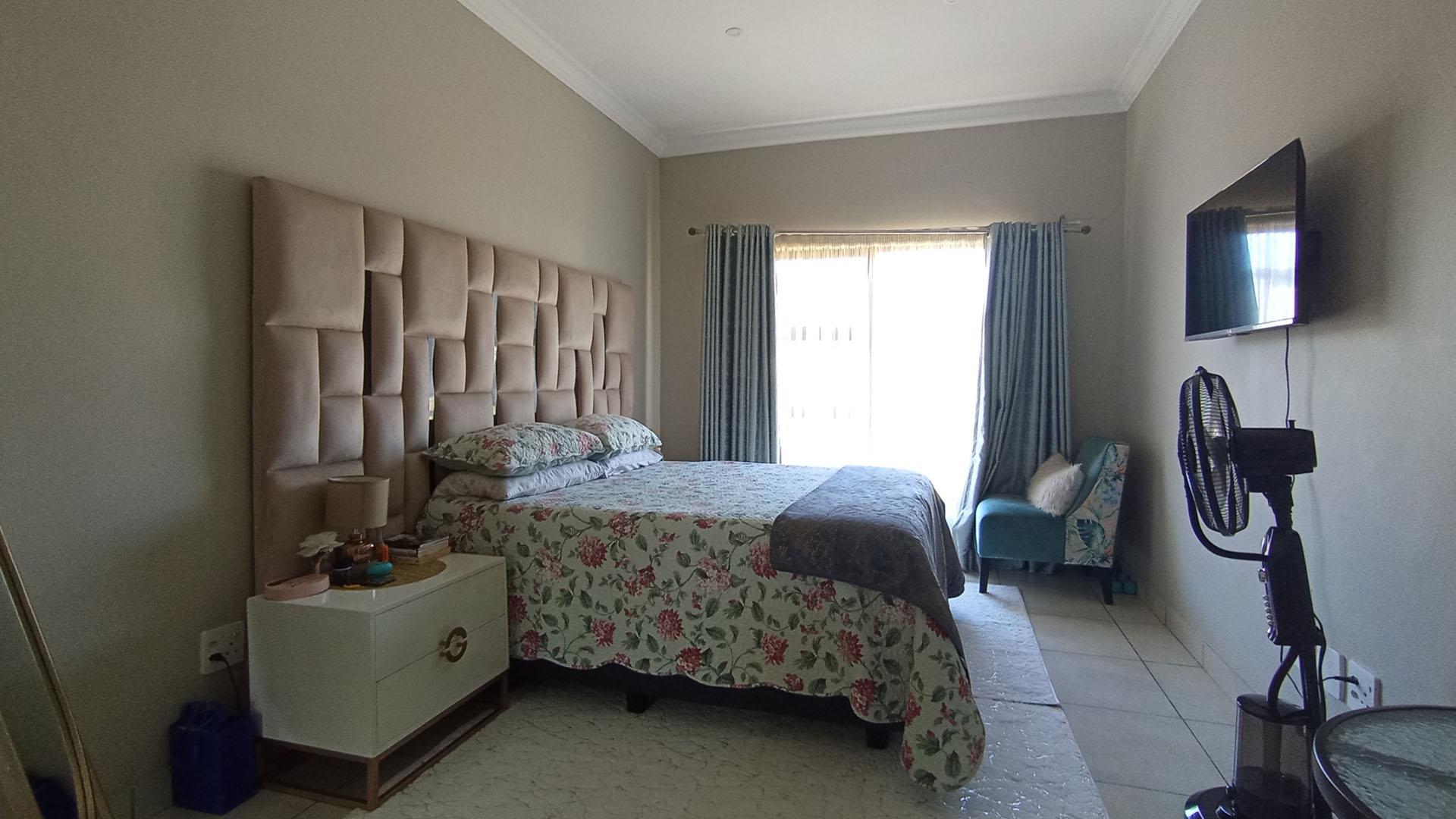 Main Bedroom - 17 square meters of property in Six Fountains Estate