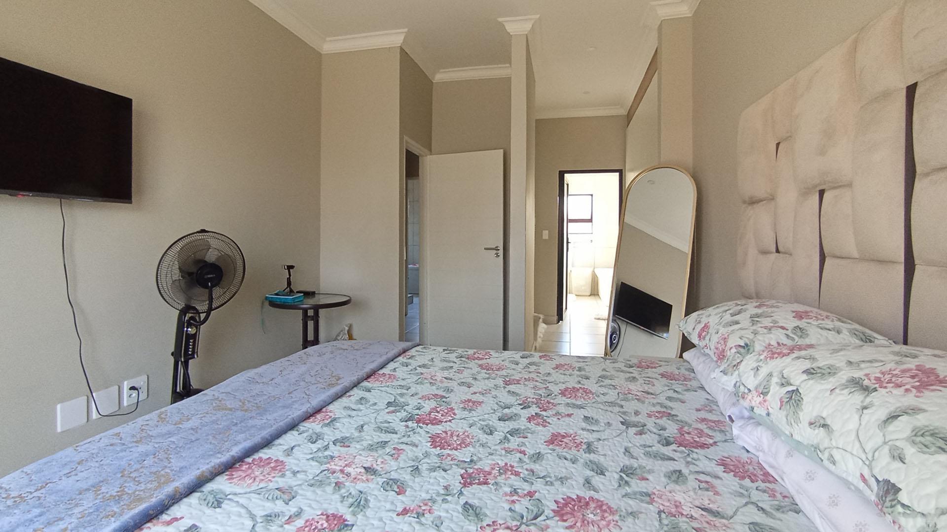 Main Bedroom - 17 square meters of property in Six Fountains Estate