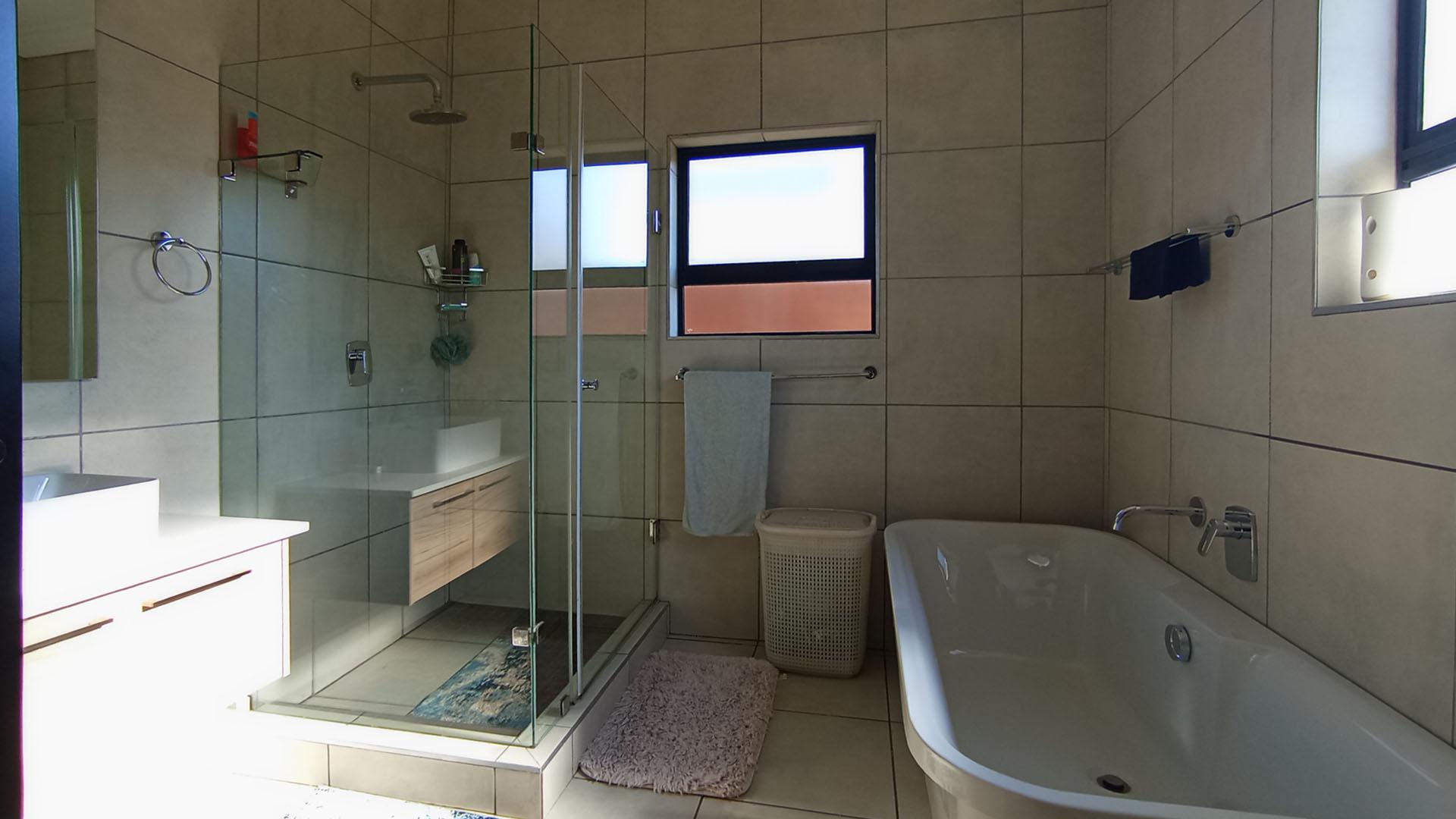 Main Bathroom - 7 square meters of property in Six Fountains Estate