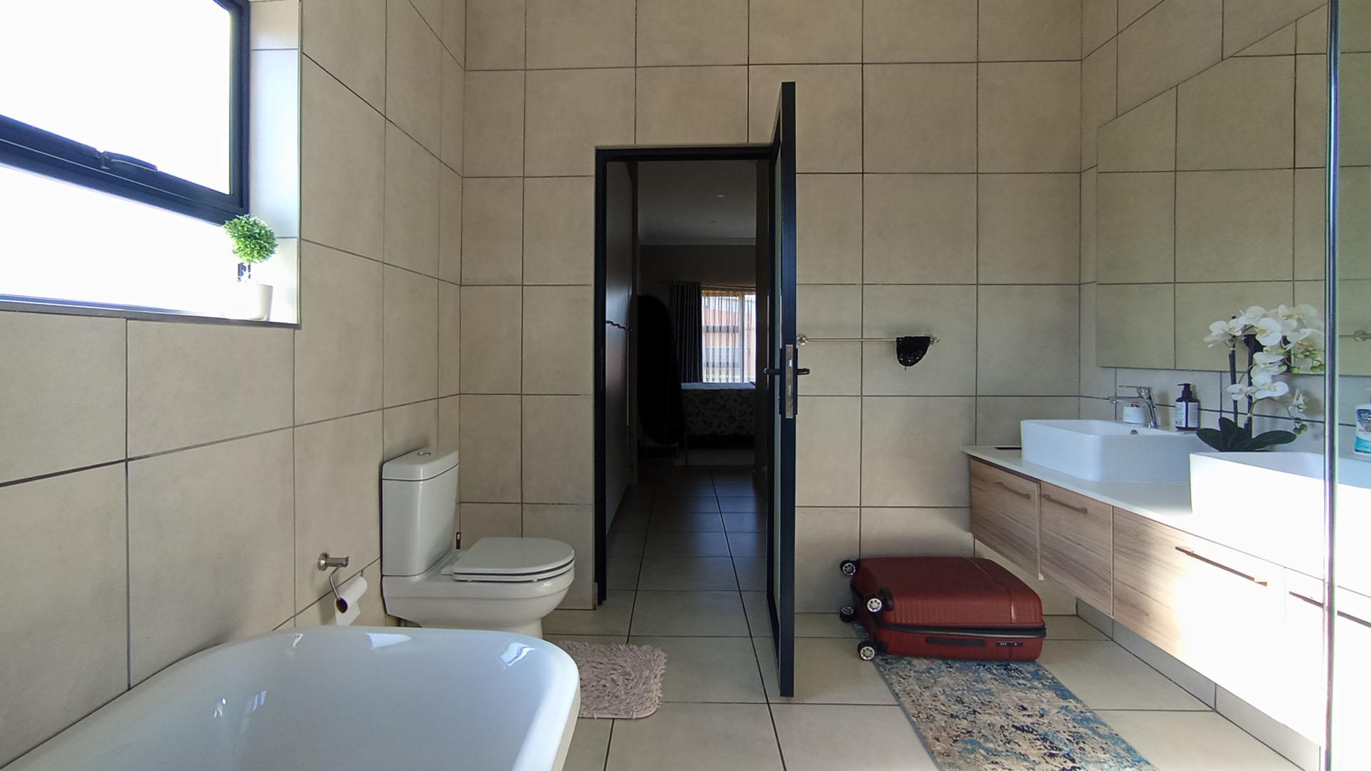Main Bathroom - 7 square meters of property in Six Fountains Estate