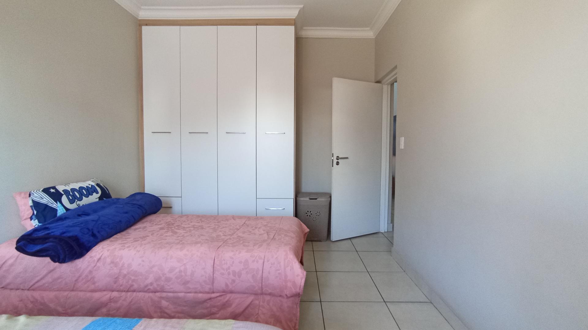 Bed Room 2 - 17 square meters of property in Six Fountains Estate