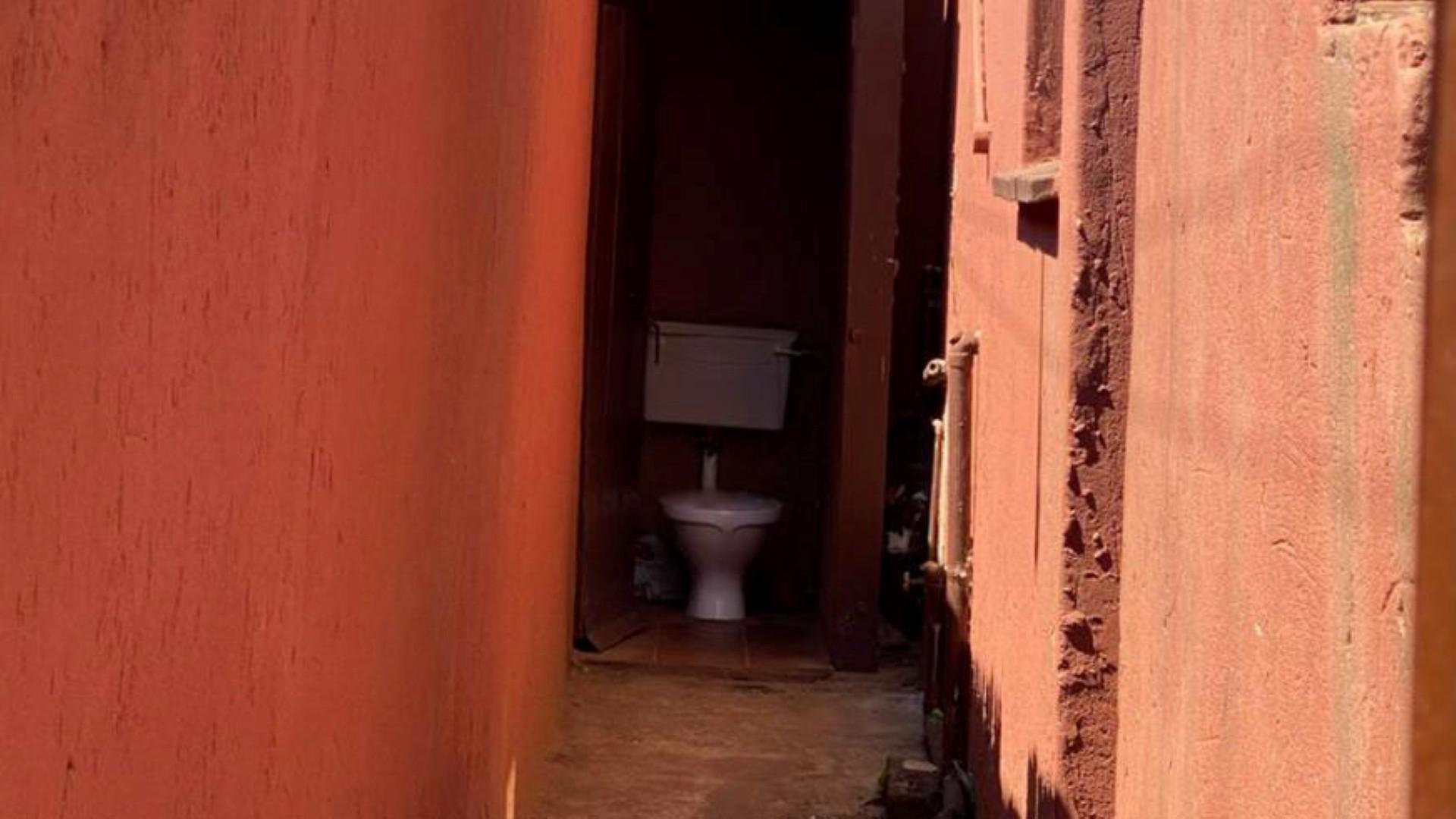 Bathroom 1 of property in Dobsonville