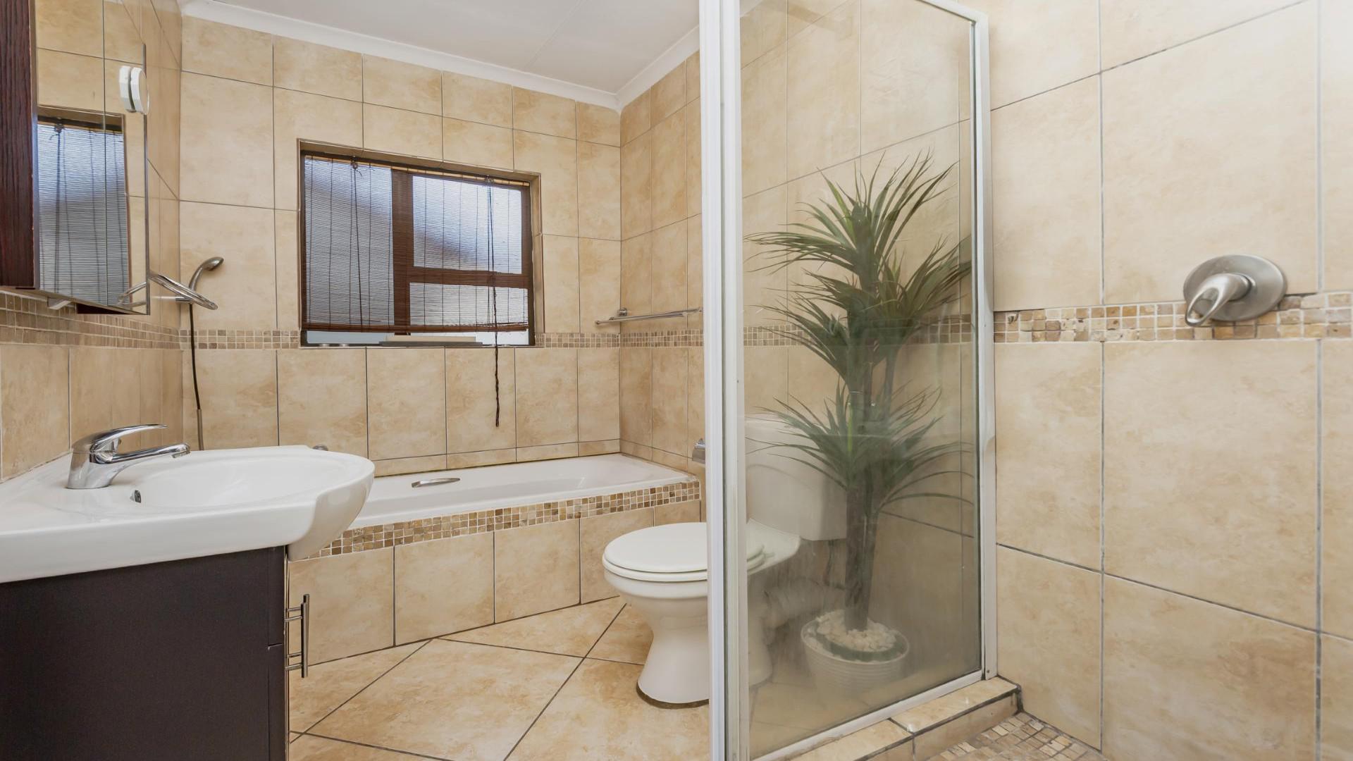 Bathroom 1 of property in Greenstone Hill