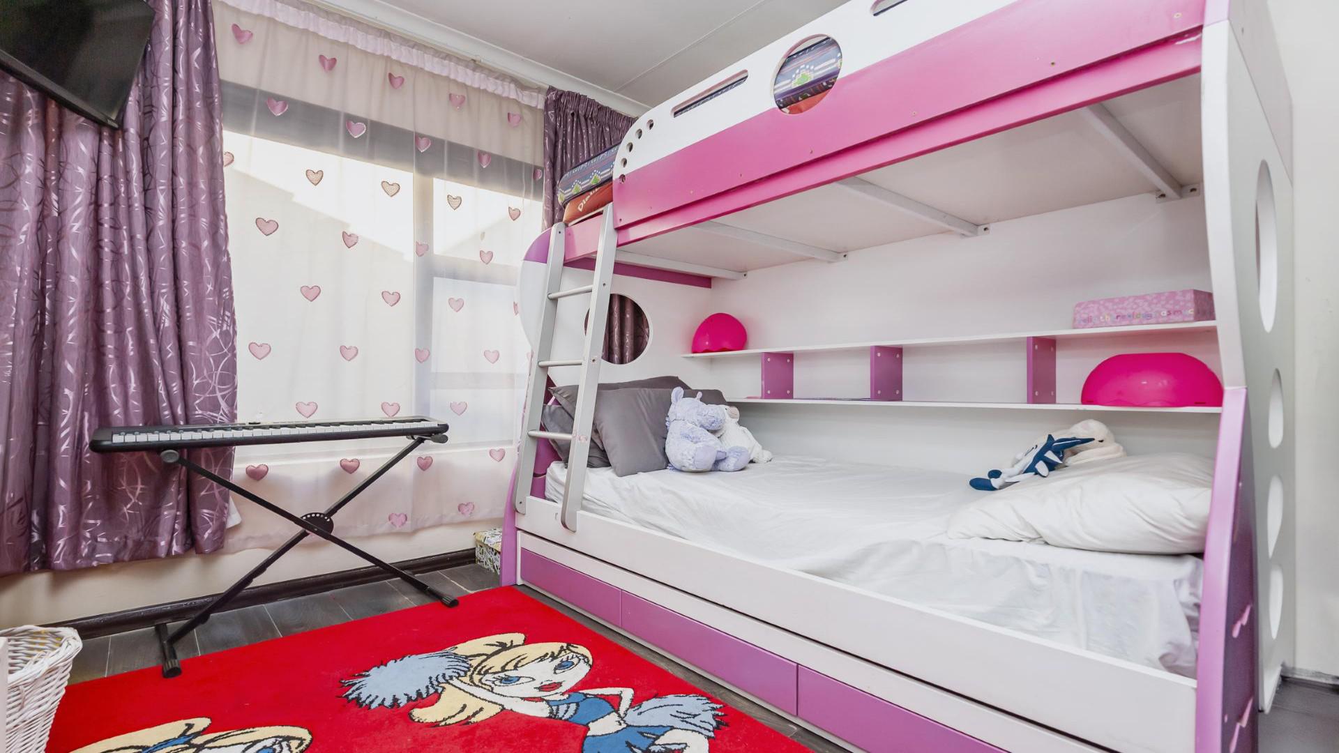 Bed Room 2 of property in Greenstone Hill