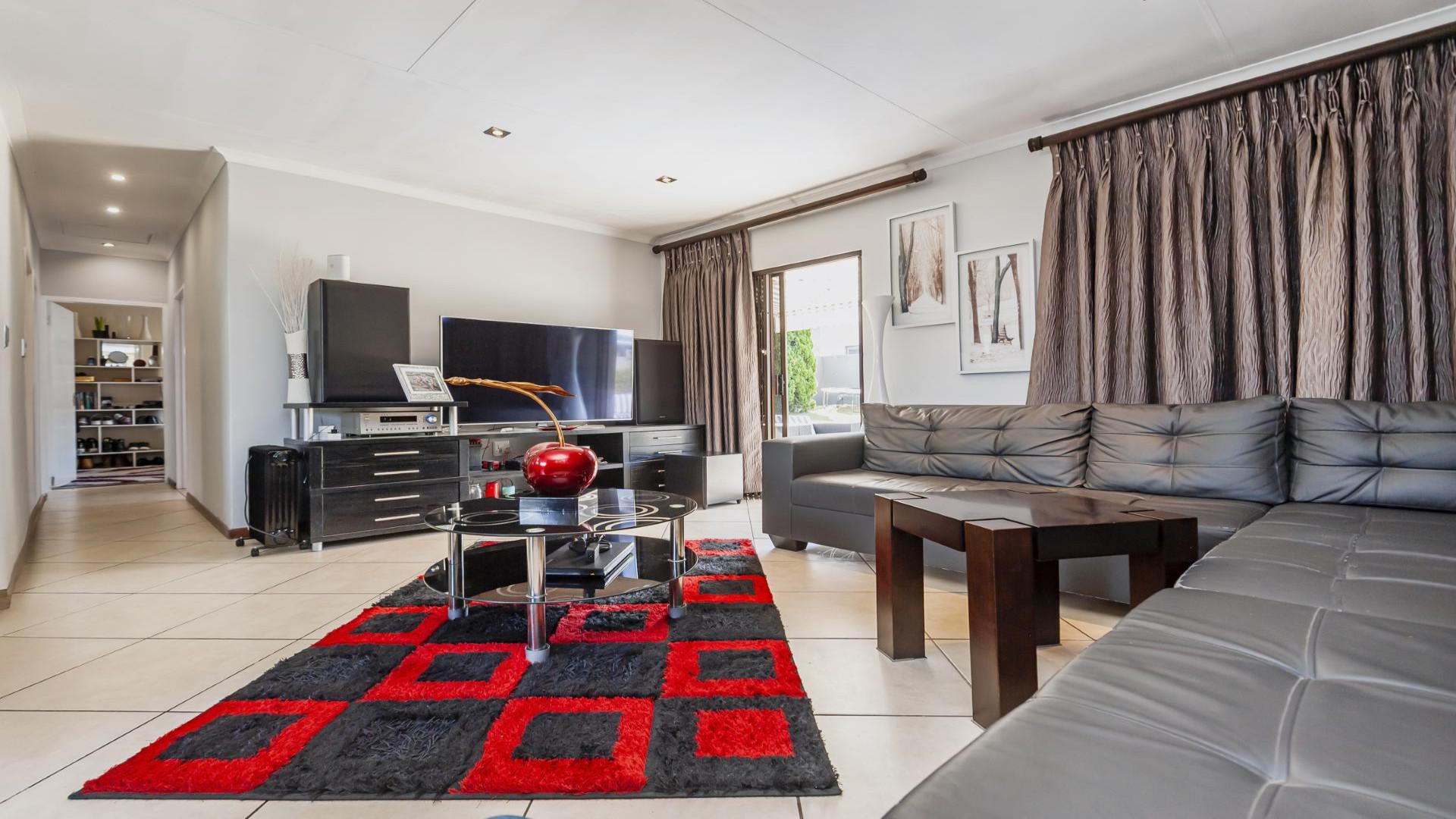 Lounges of property in Greenstone Hill