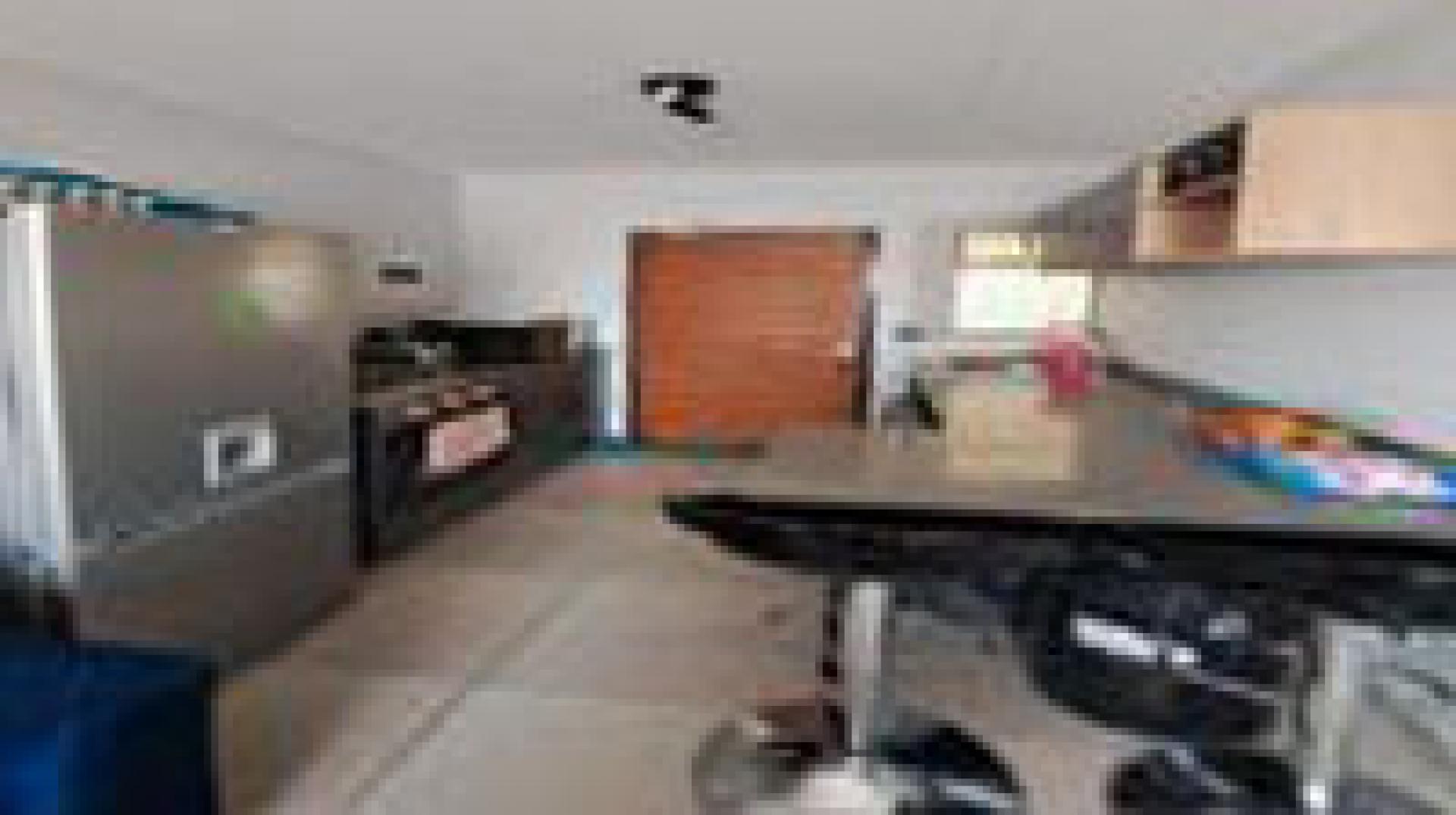 Kitchen - 6 square meters of property in Fleurhof