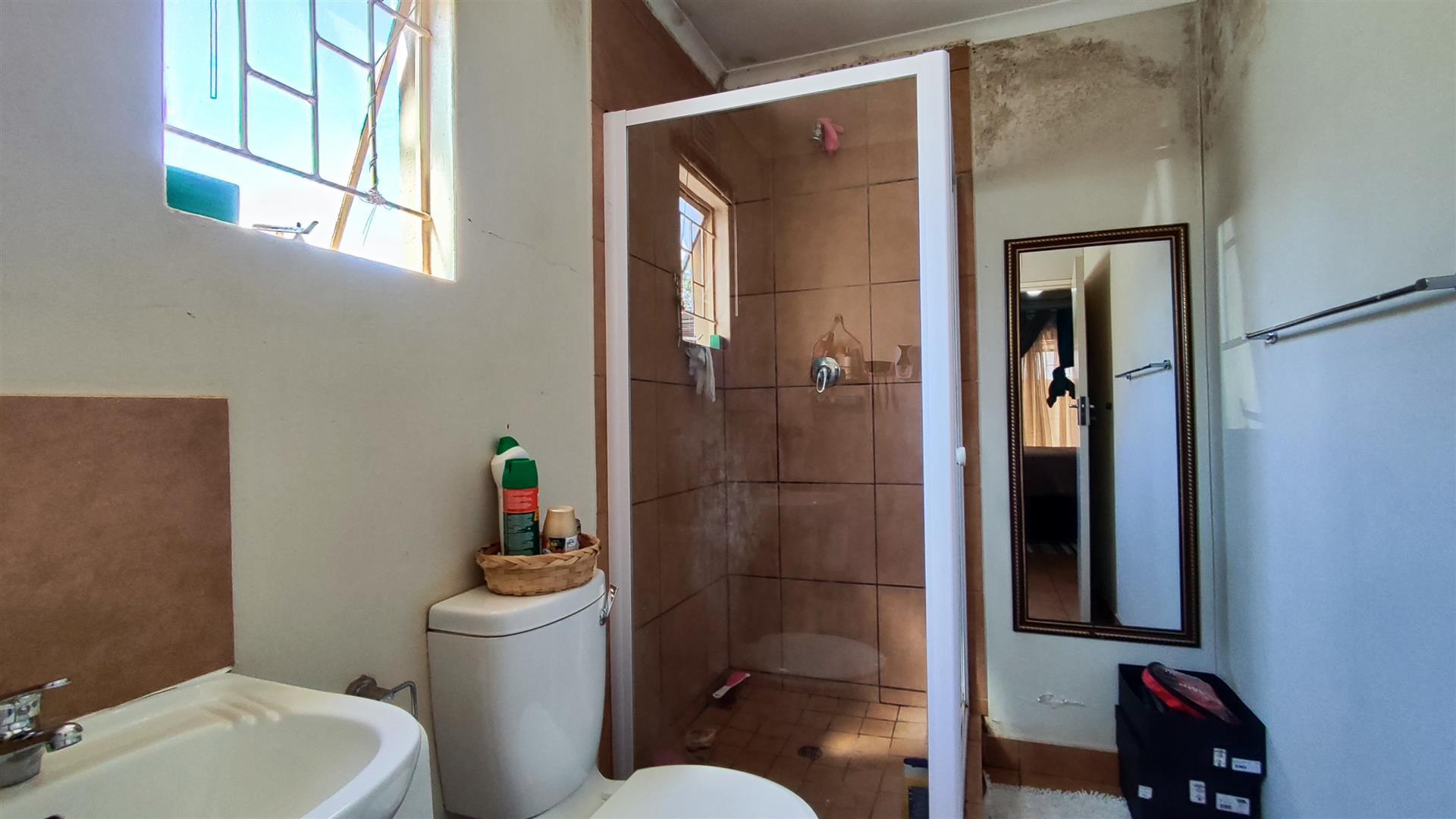 Main Bathroom - 5 square meters of property in Watervalspruit