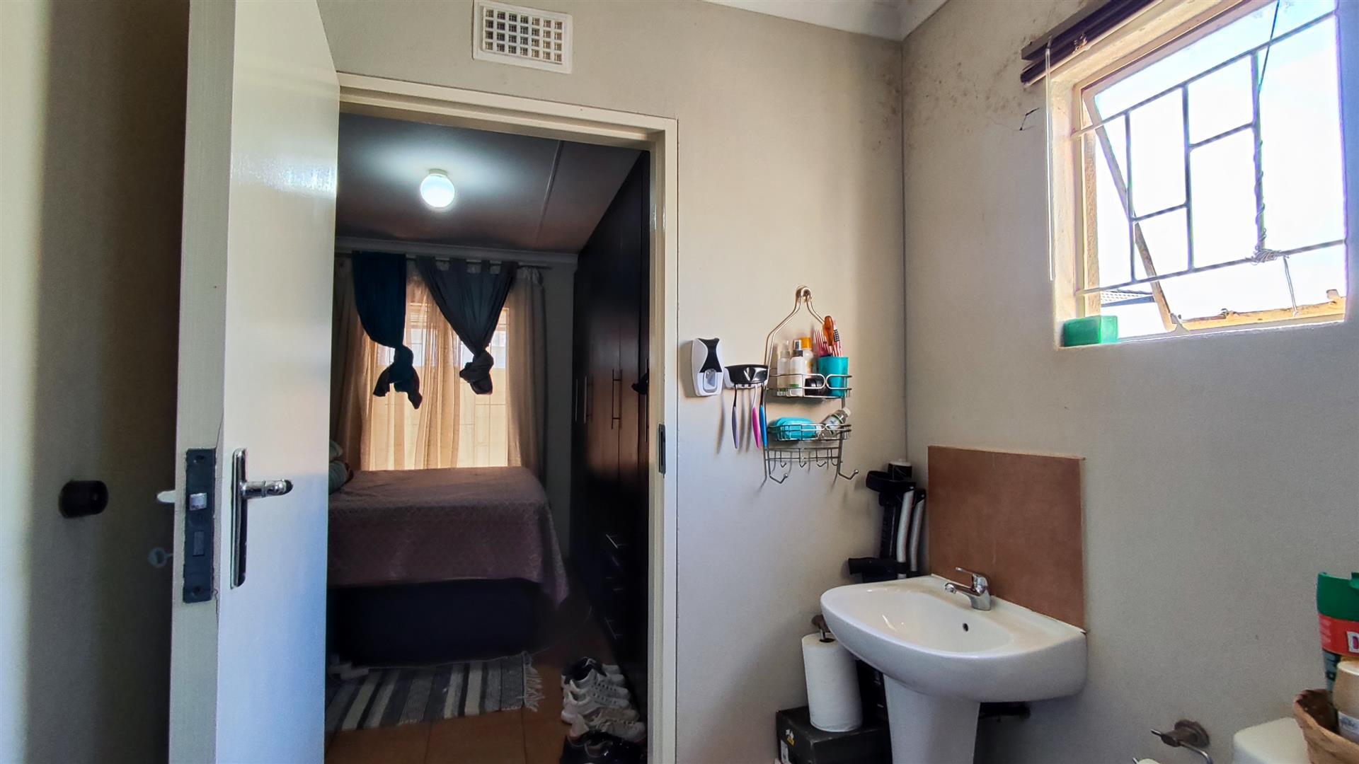 Main Bathroom - 5 square meters of property in Watervalspruit