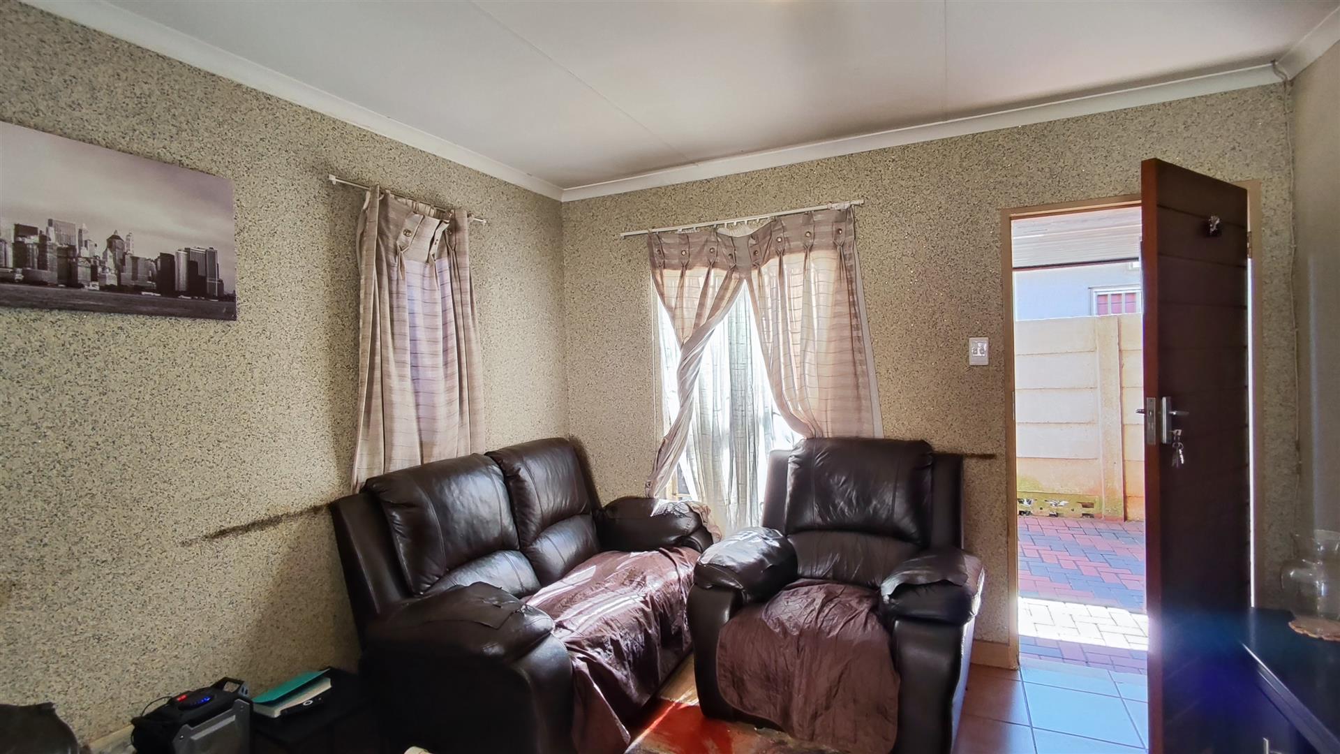 Lounges - 12 square meters of property in Watervalspruit