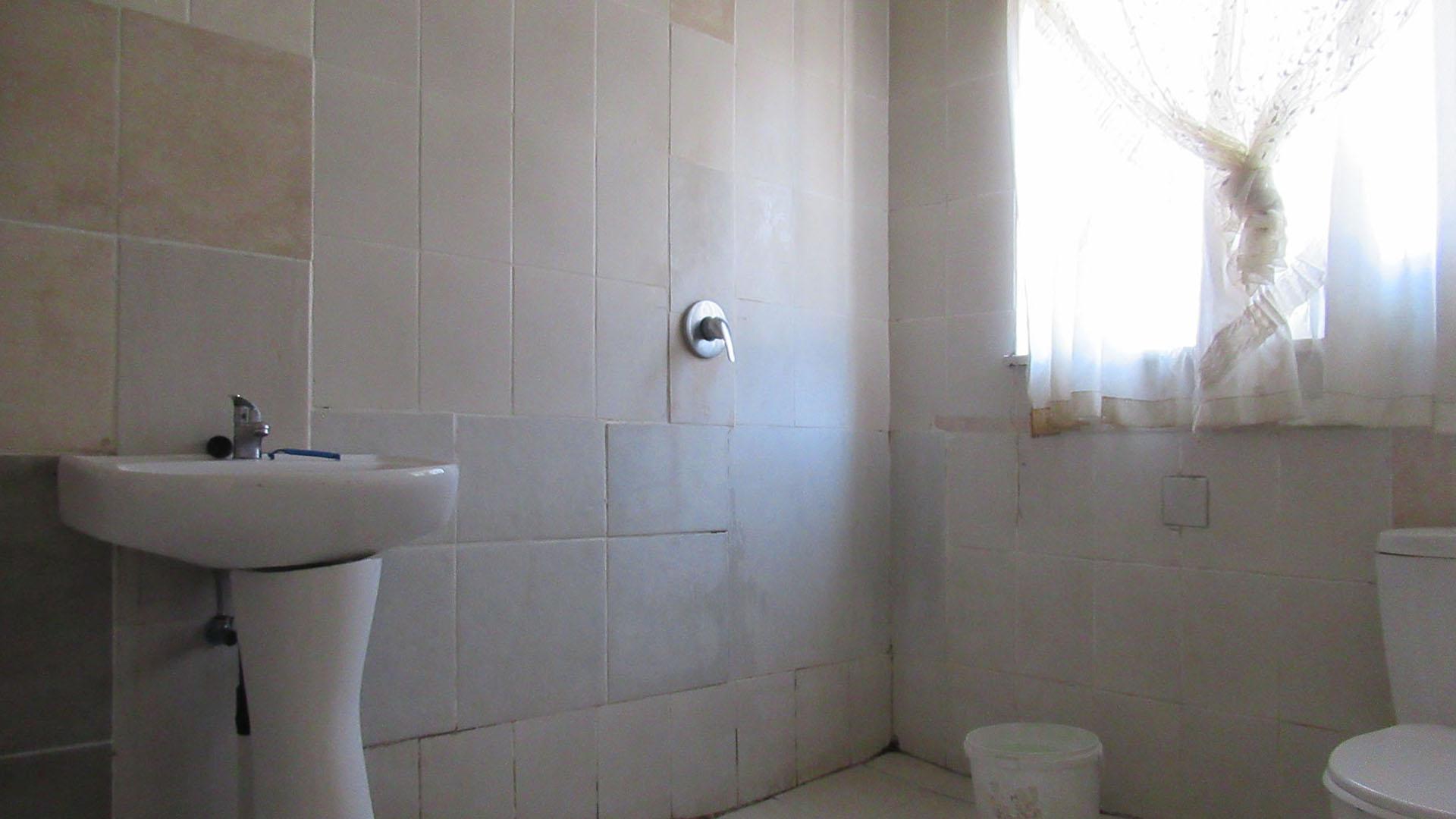 Bathroom 2 - 6 square meters of property in The Hill