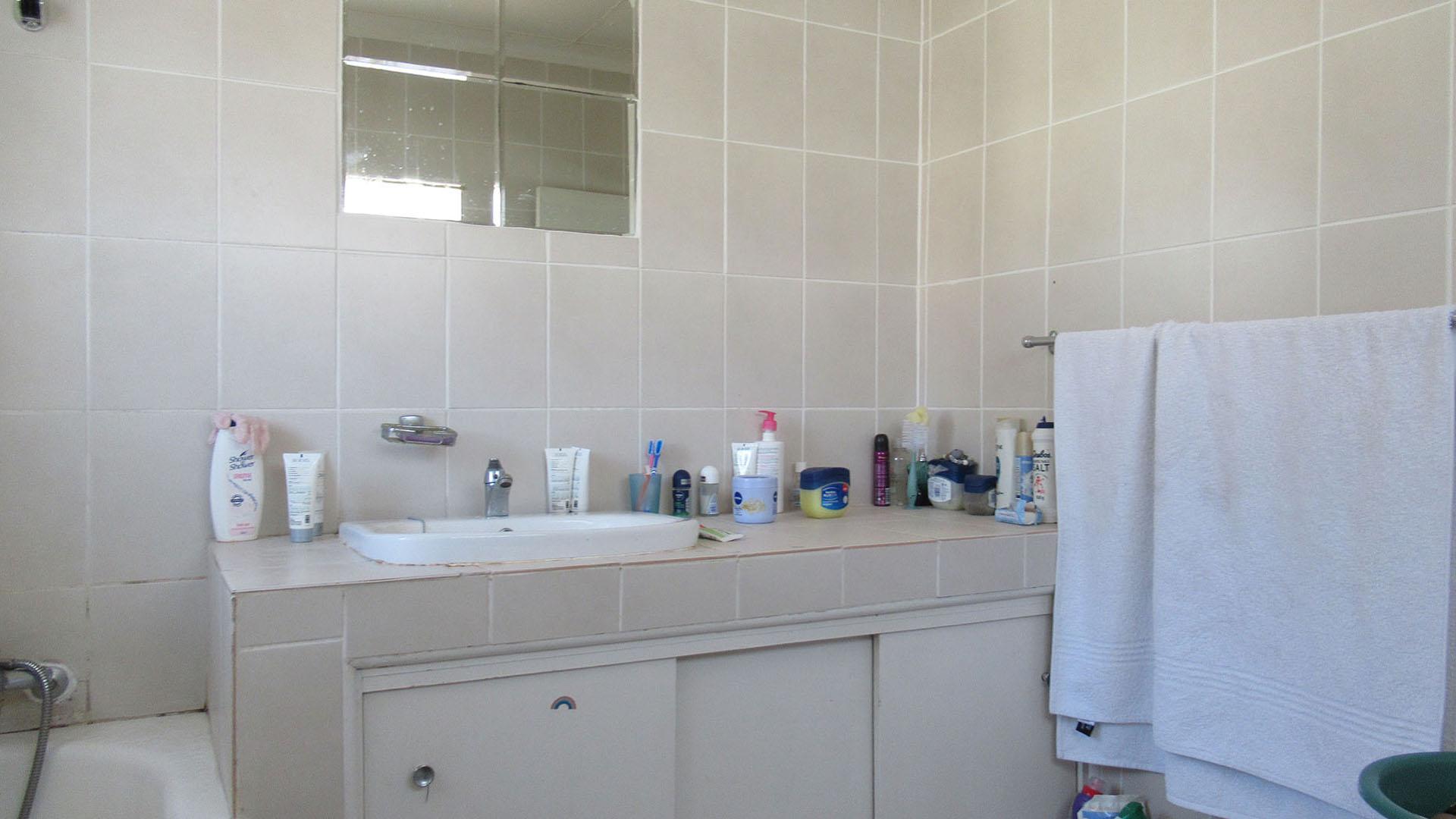 Main Bathroom - 8 square meters of property in The Hill