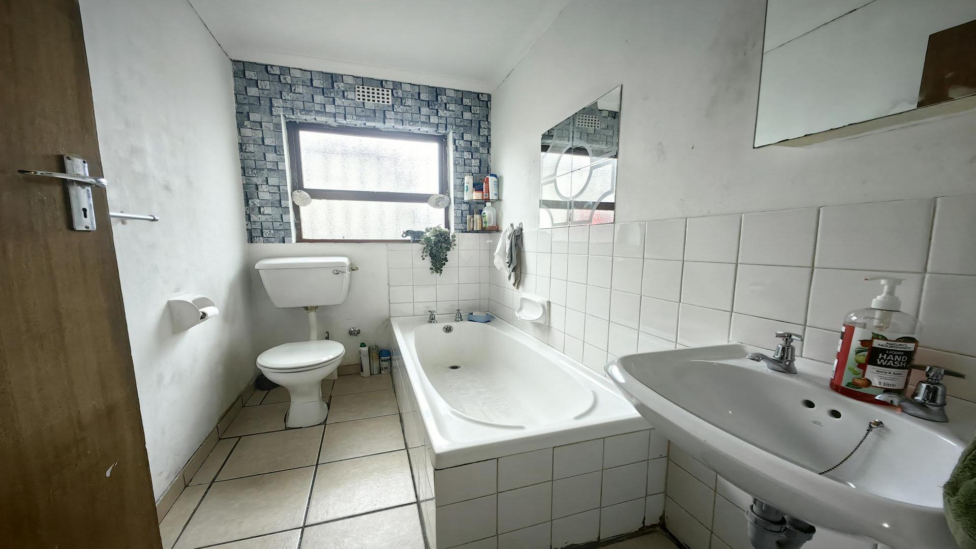Bathroom 1 of property in Belhar