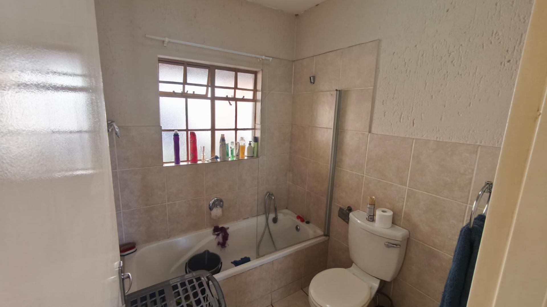 Bathroom 1 - 6 square meters of property in Hughes