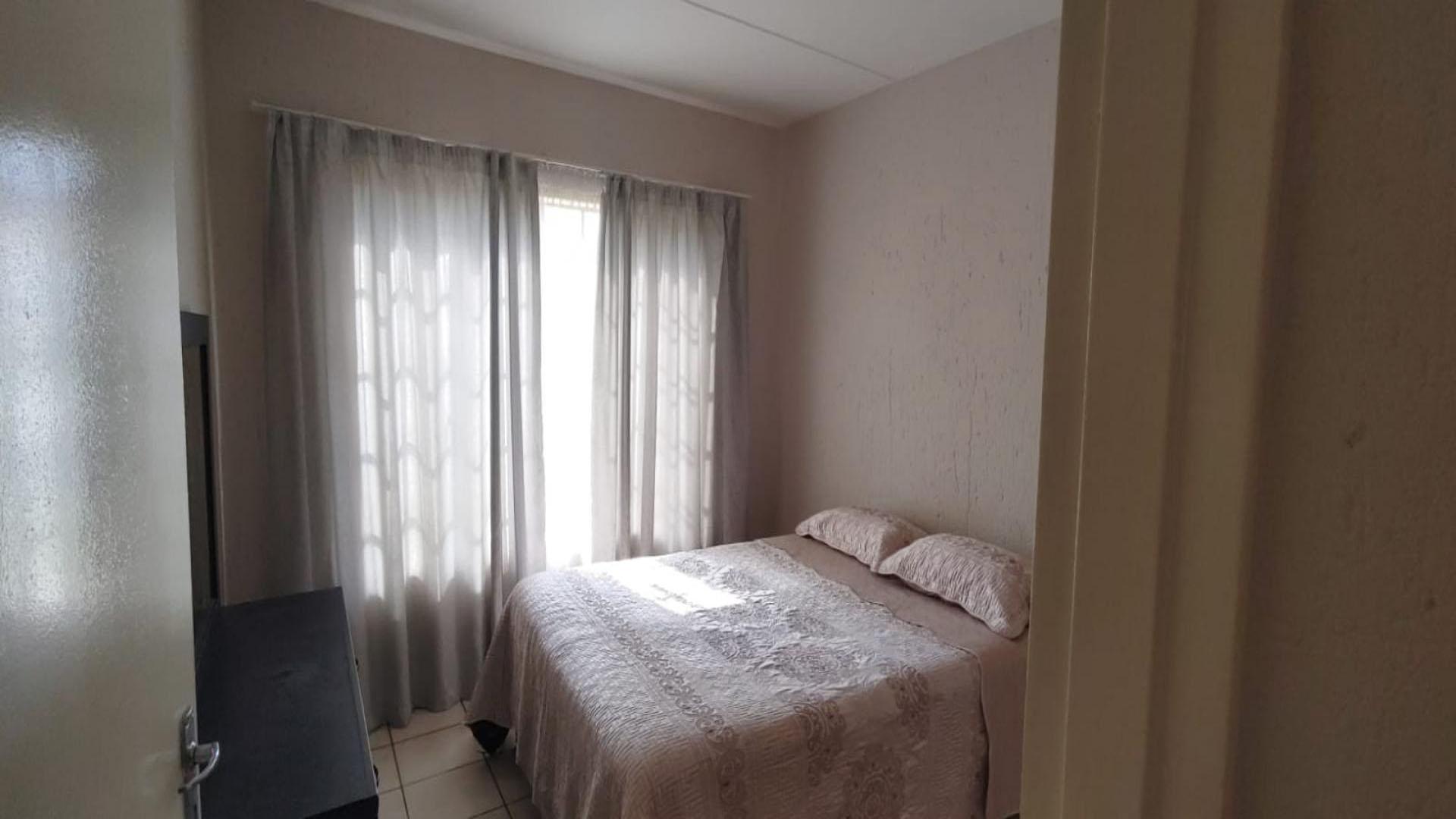 Bed Room 1 of property in Hughes