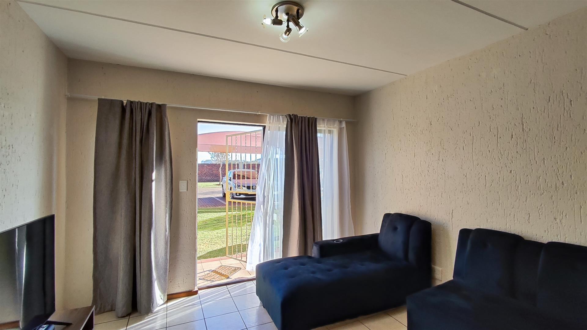 Lounges - 17 square meters of property in Hughes