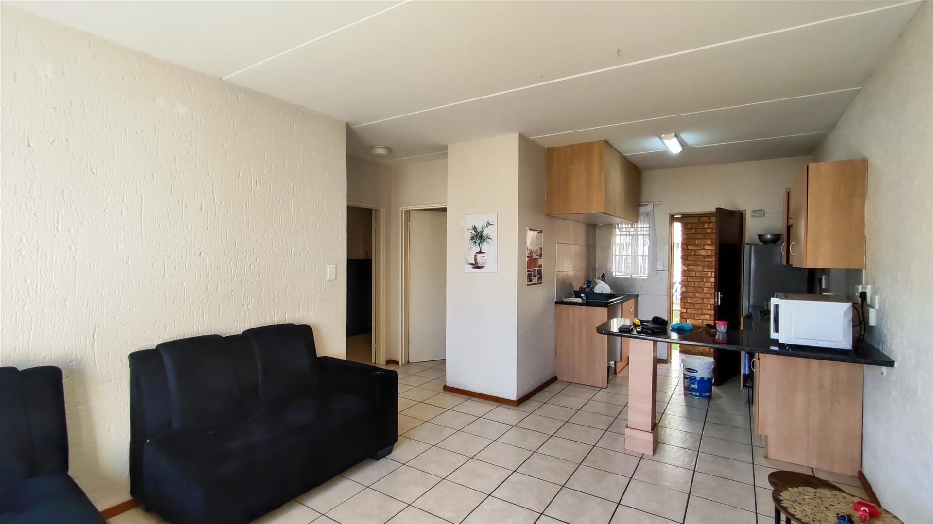 Lounges - 17 square meters of property in Hughes