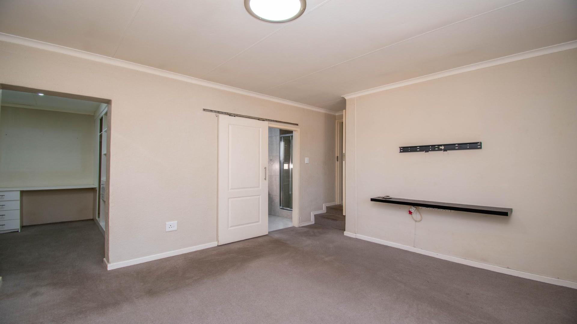 Main Bedroom of property in Jukskei Park