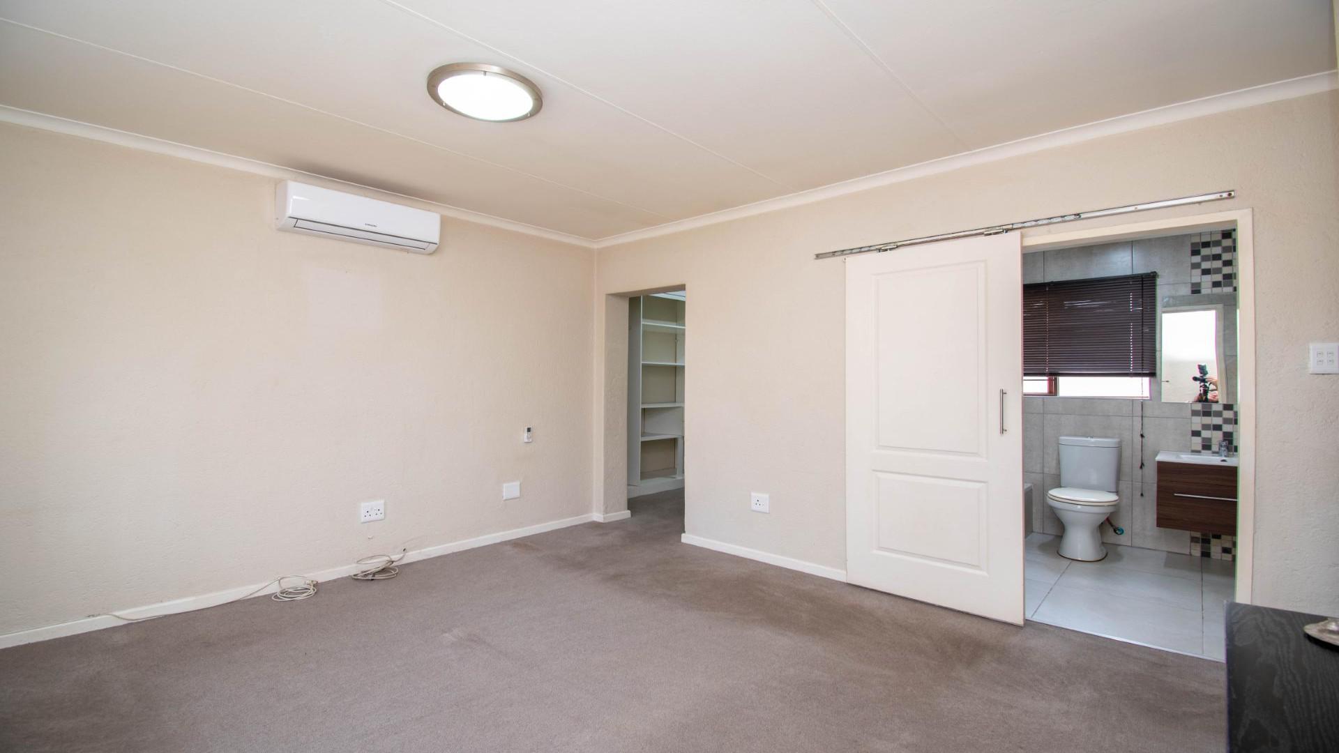 Main Bedroom of property in Jukskei Park