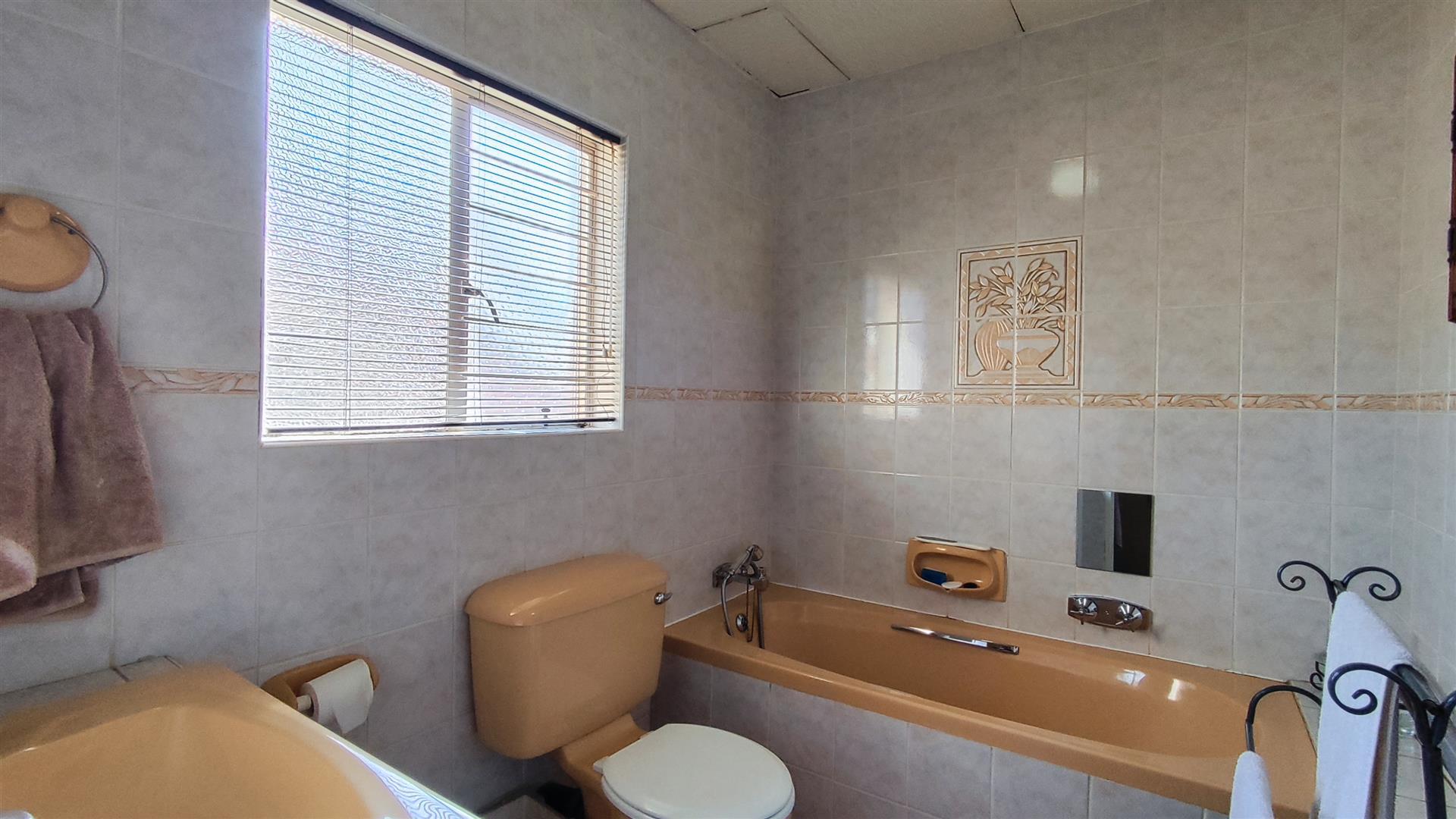 Main Bathroom - 6 square meters of property in Morehill