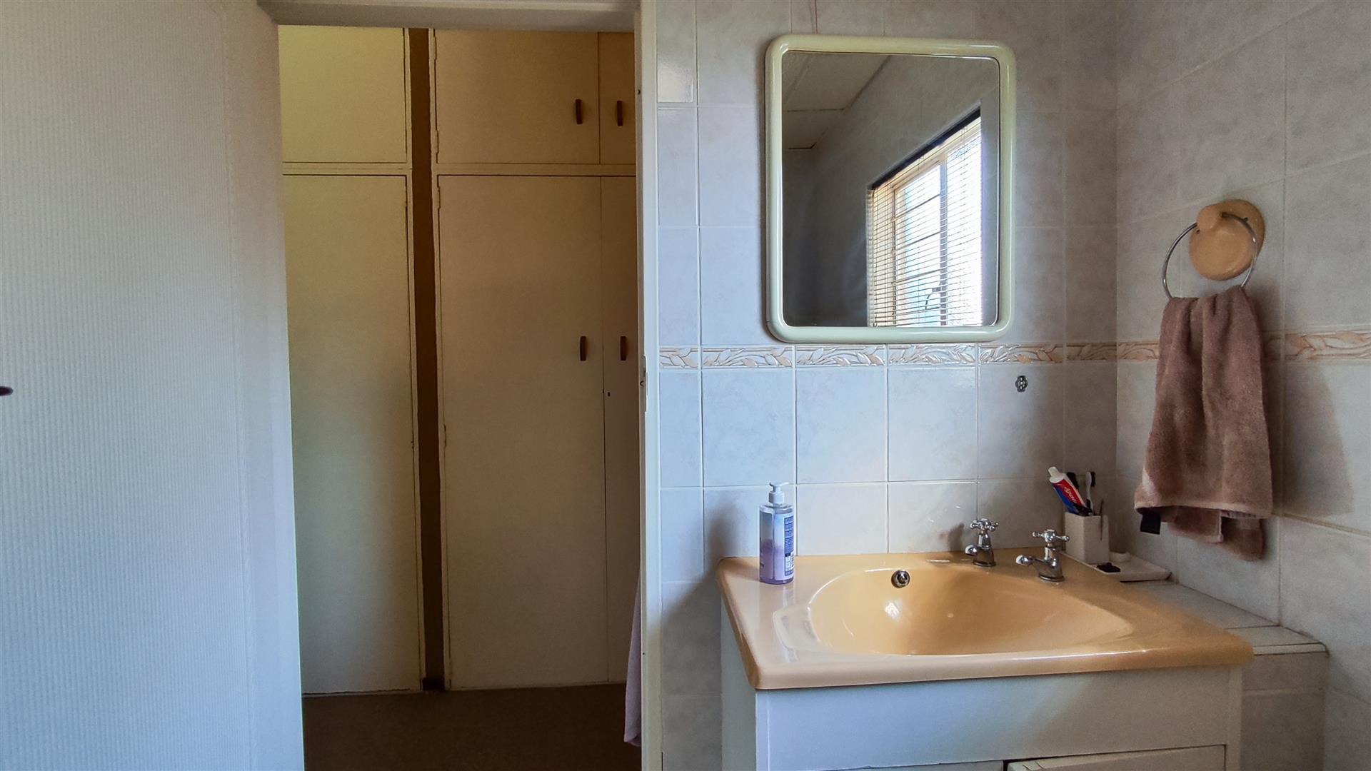 Main Bathroom - 6 square meters of property in Morehill