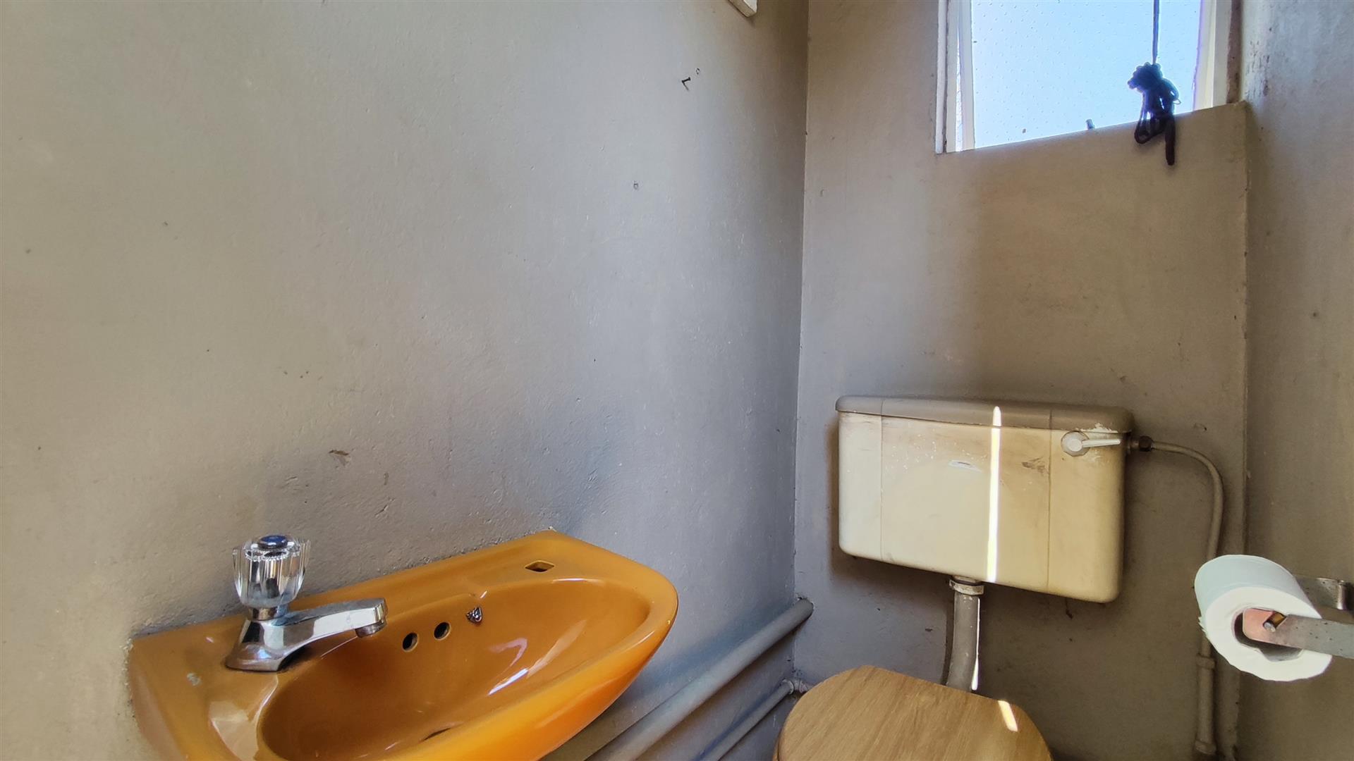 Guest Toilet - 2 square meters of property in Morehill