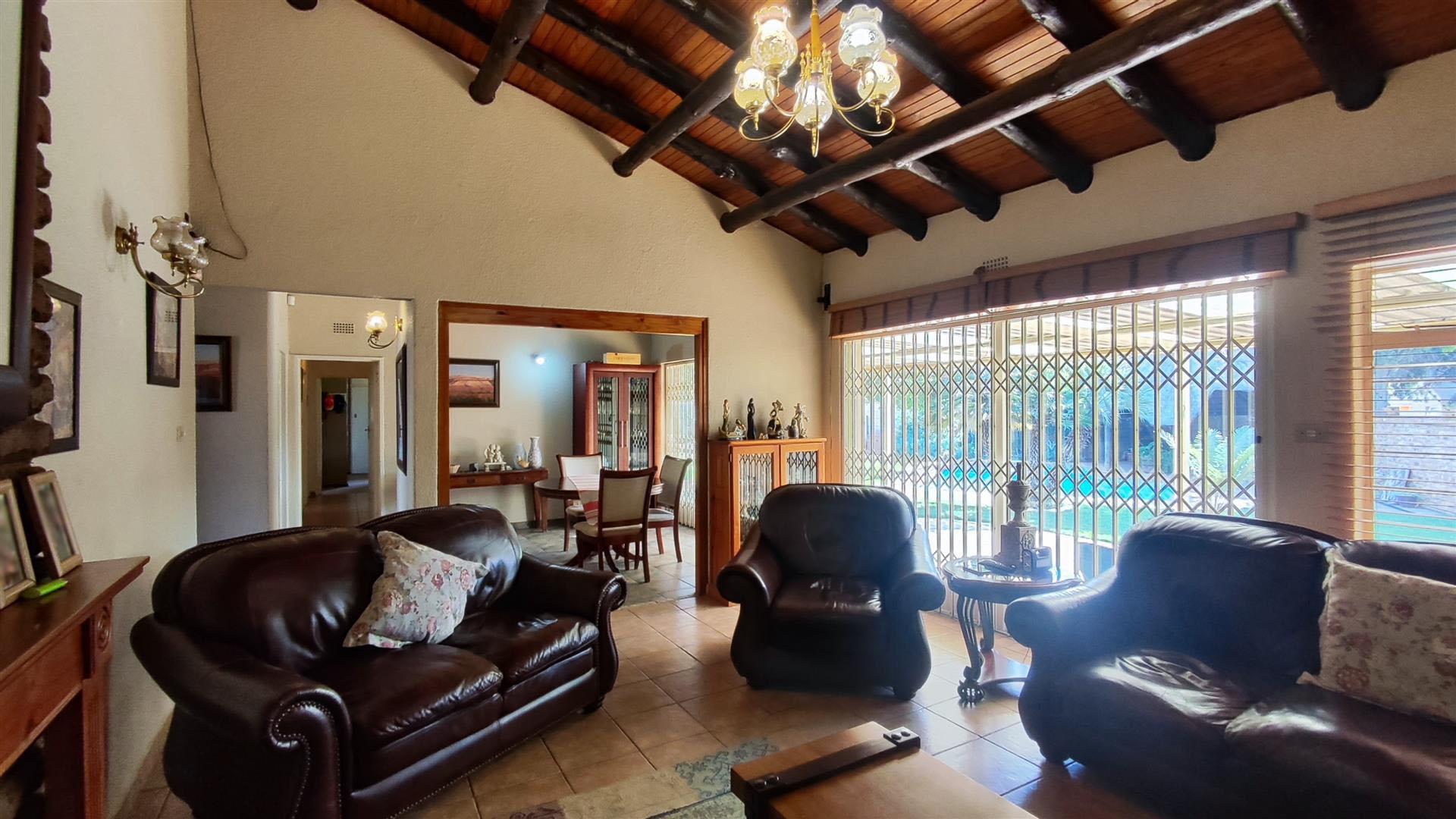 Lounges - 27 square meters of property in Morehill