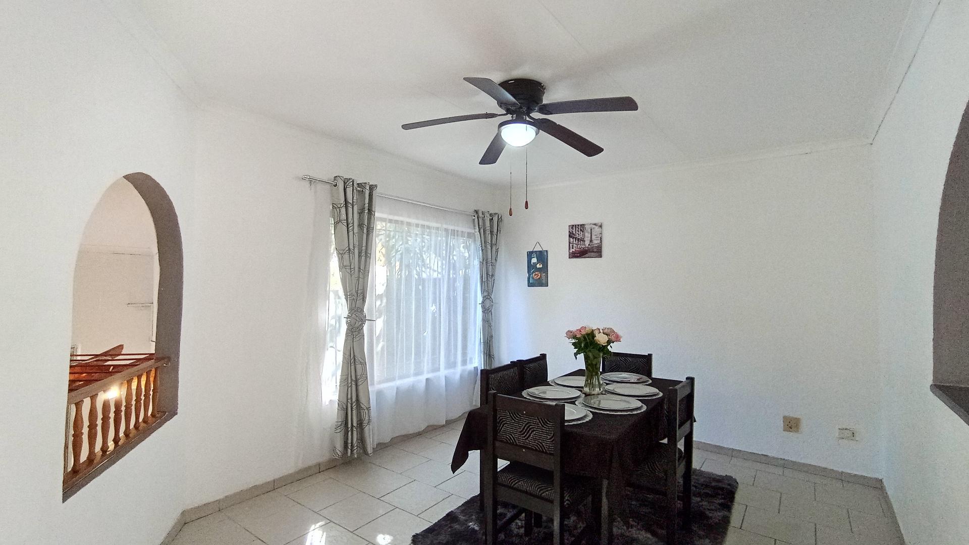 Dining Room - 14 square meters of property in Amanzimtoti 