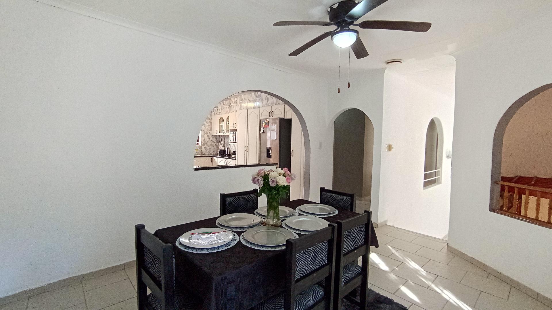Dining Room - 14 square meters of property in Amanzimtoti 